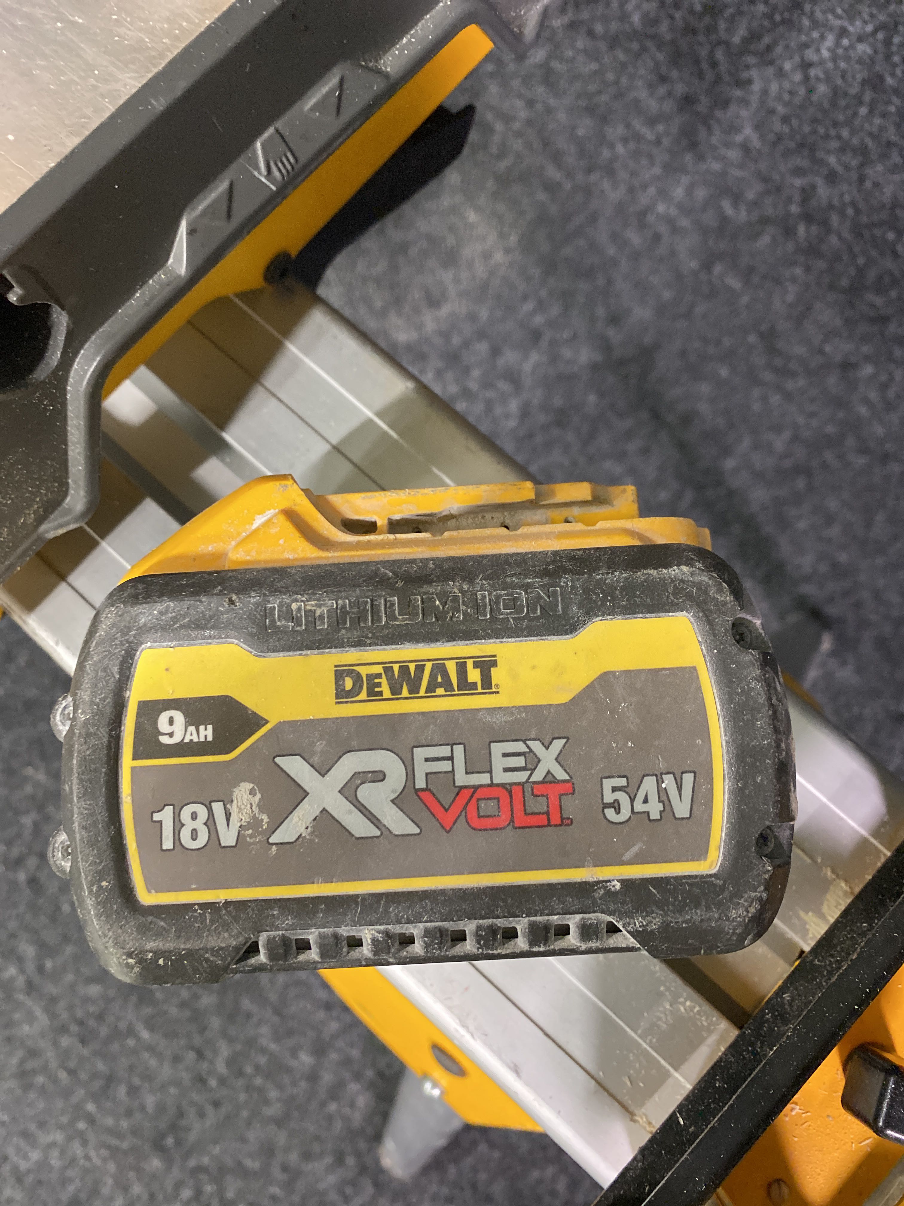 Cut & miter saw DCS778 & Saw stand DE7033 Dewalt (incl. battery