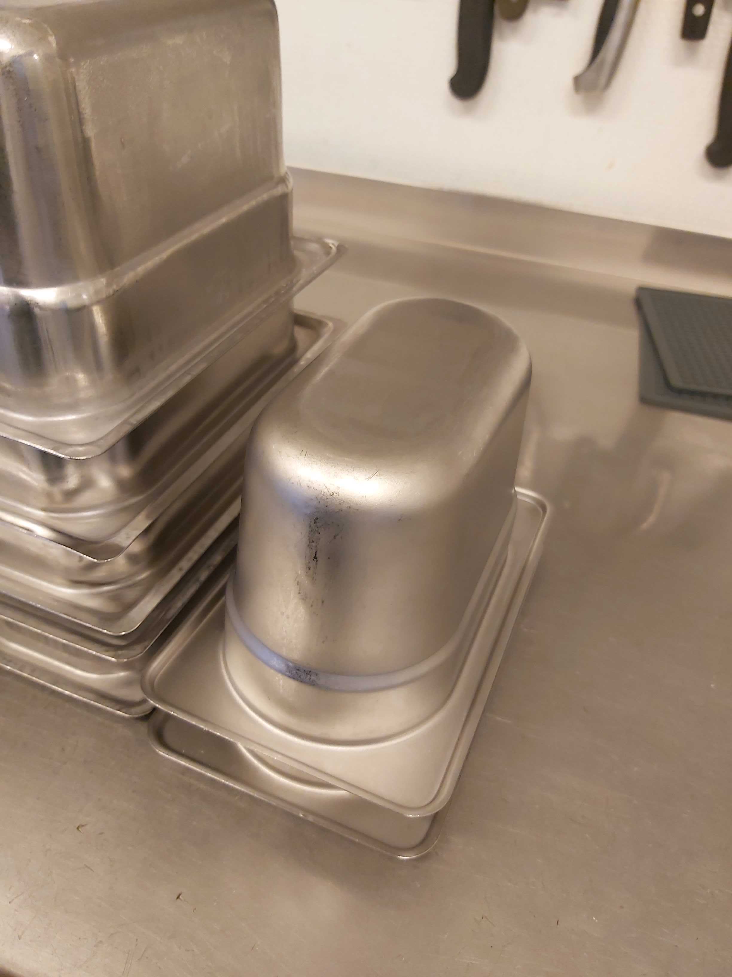 Small canteens in stainless steel and plastic PS Auction We value
