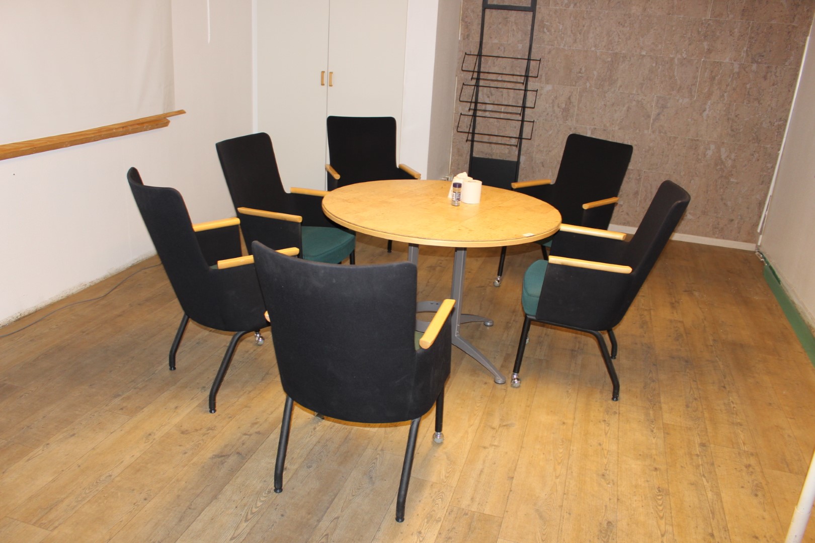 Konferensmöbler, Bord 7 stolar, 4 barstolar Nätauktioner Antika stolar och bord Nätauktioner & Konkursauktioner