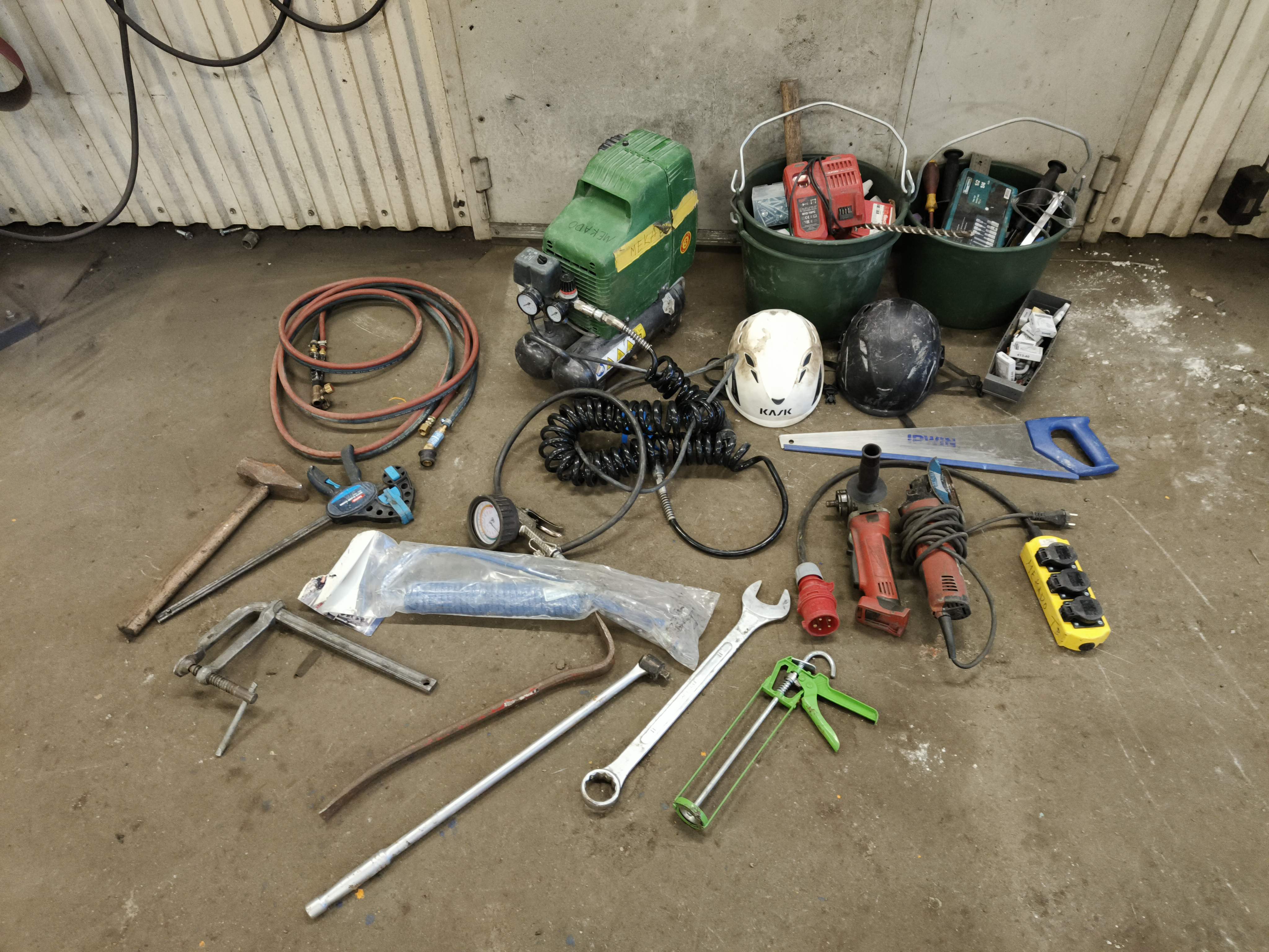 Compressor, hand tools and hand machines - PS Auction - We value the ...