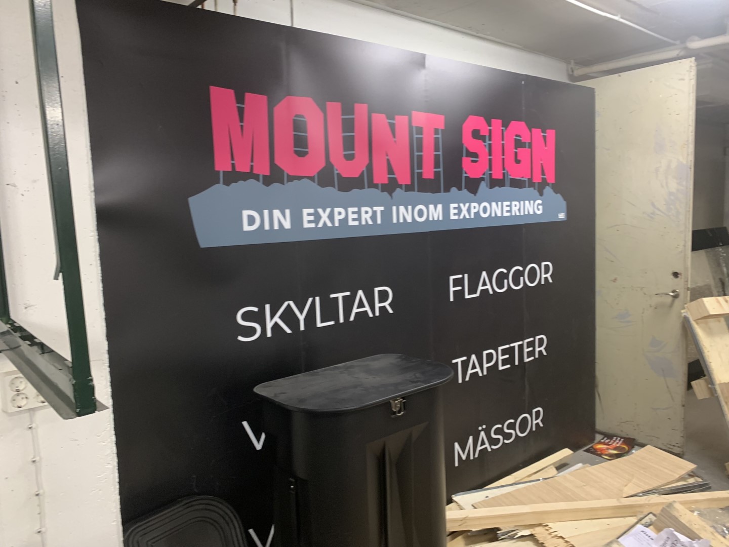 Mässbord med PopUp-vägg magnetisk - Auktioner online - Nätauktioner ...