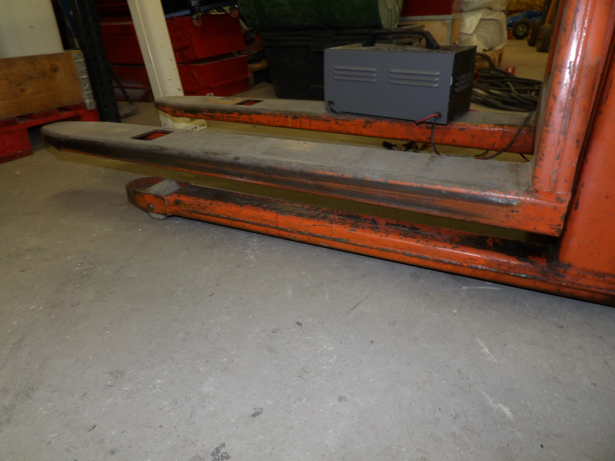 BT Battery-powered stacker (repair object) - PS Auction - We