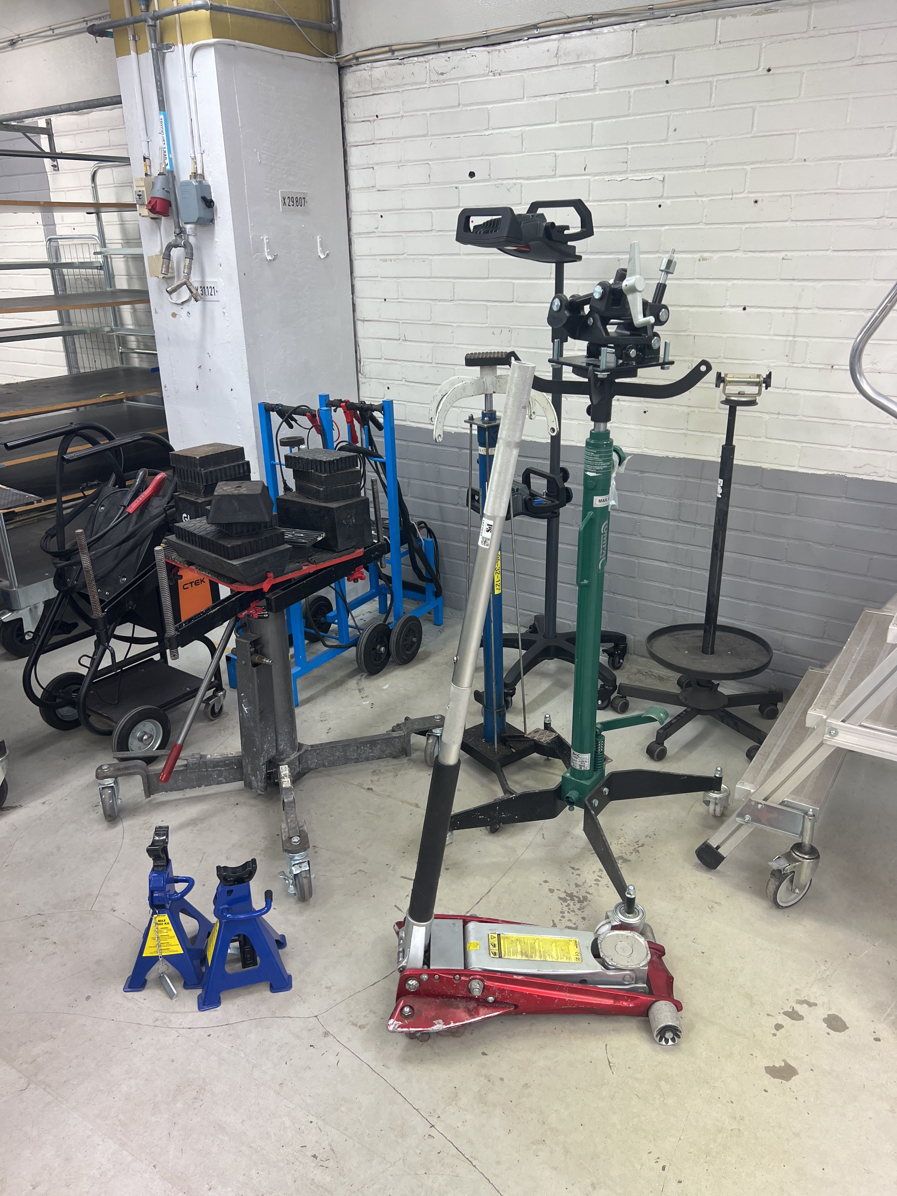 Samling Med Domkrafter V xell dslyftar Och Batteriladdare Auktioner samling-med-domkrafter-v-xell-dslyftar-och-batteriladdare-auktioner