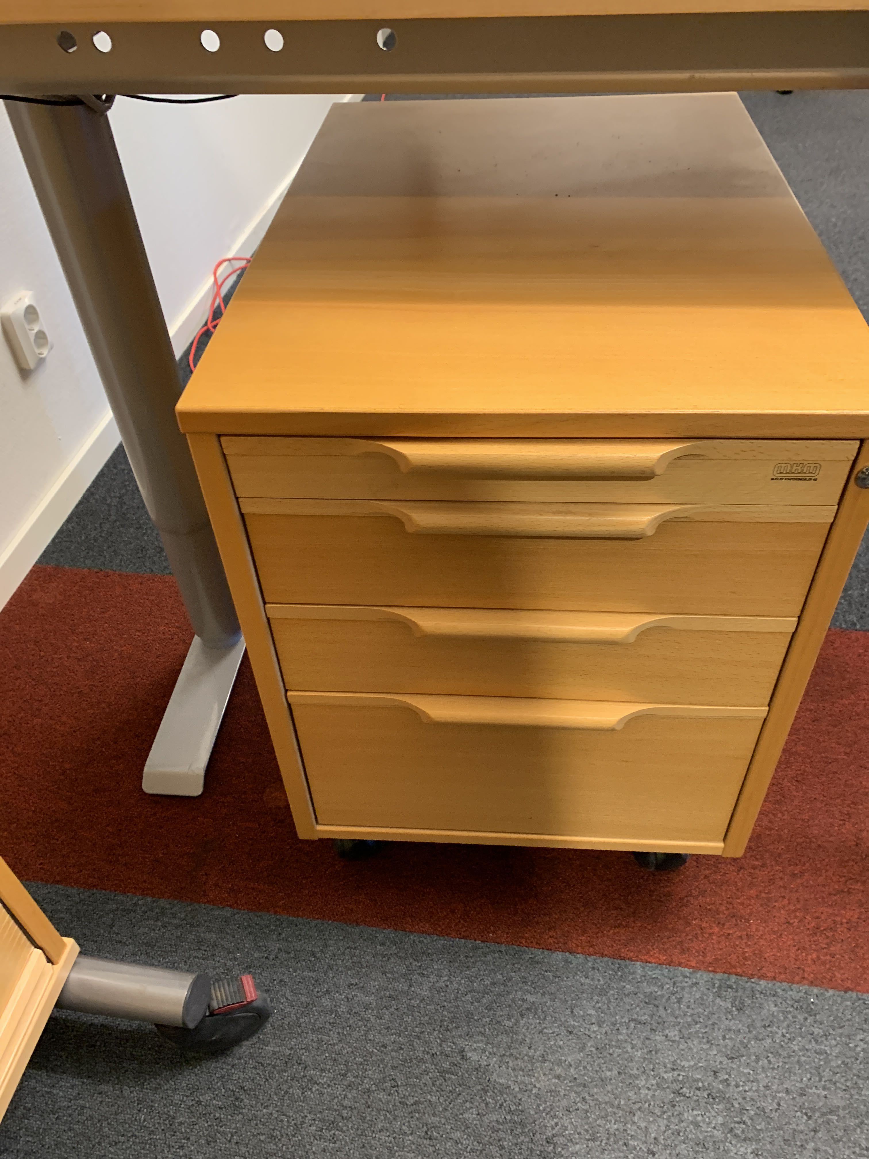 Office furniture Electrically raised/lowered desk, office chair