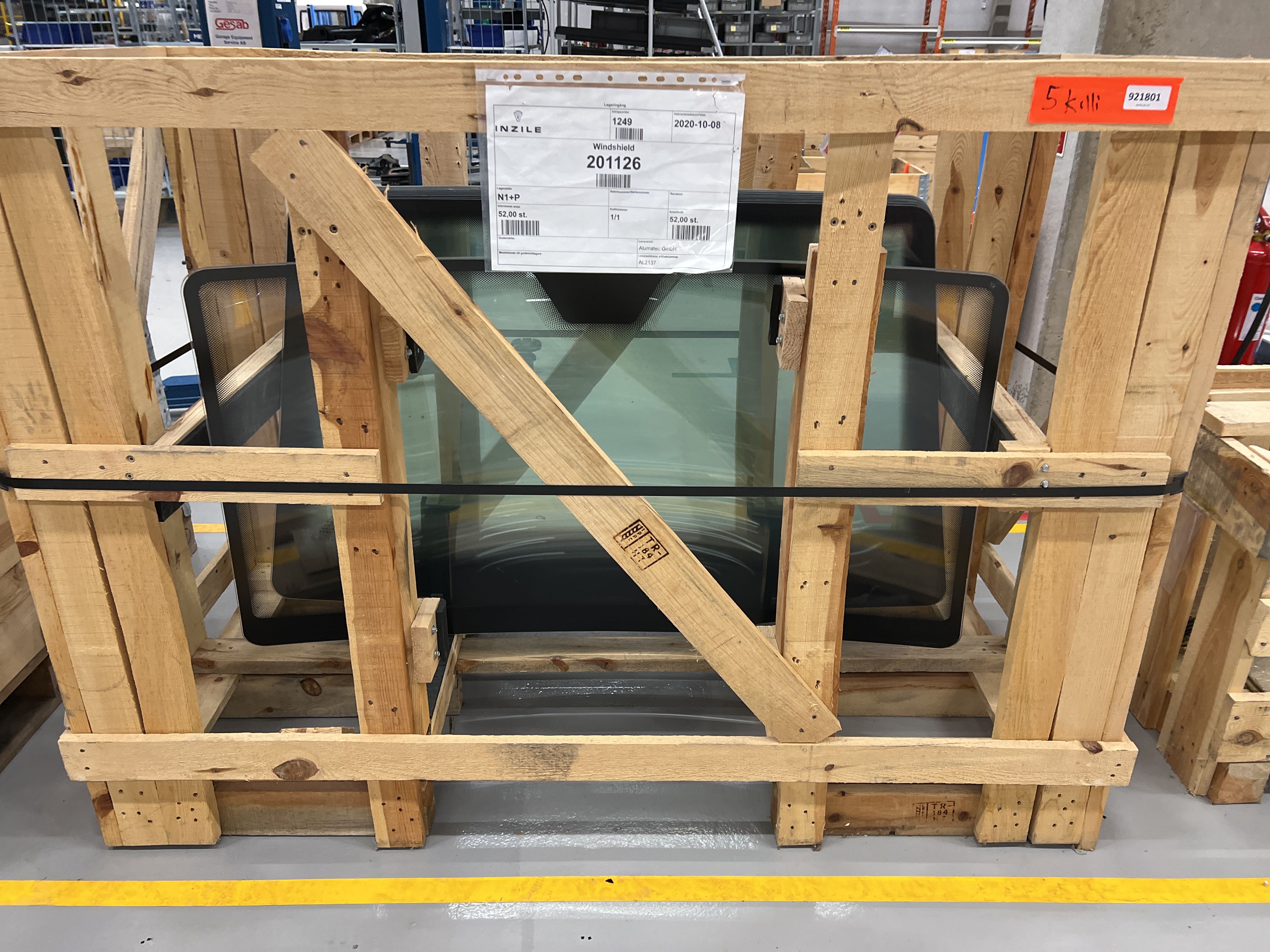 Windscreen Pallets 5 pallets with windshields for electric vehicles - PS Auction - We ...
