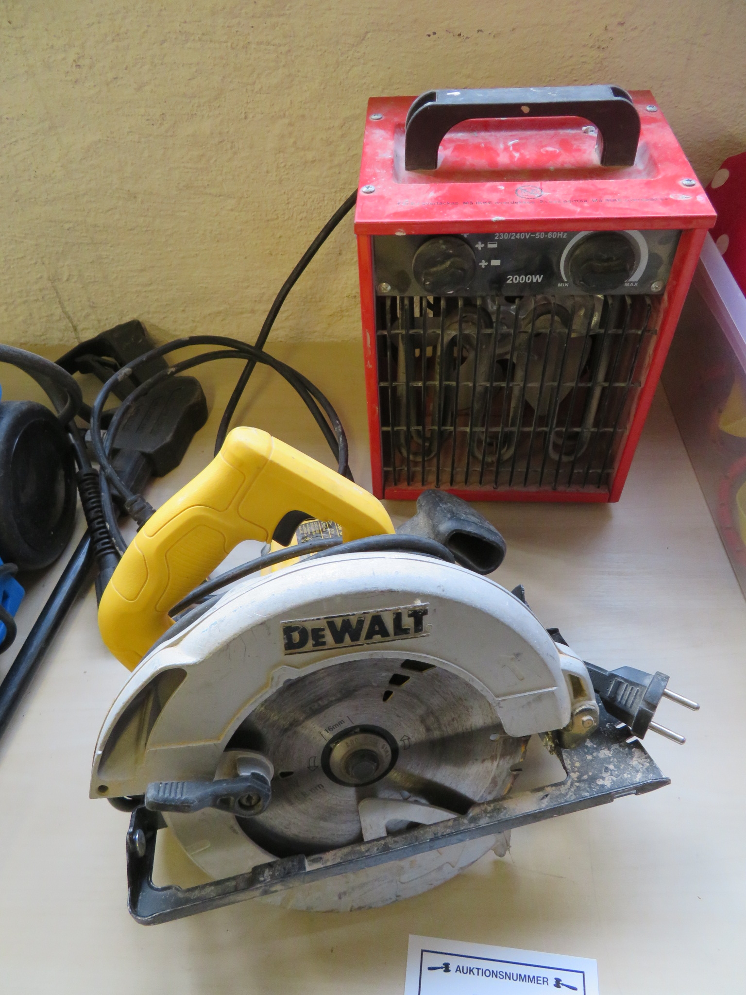 Cirkelsåg DeWalt och 2 kw värmefläkt - Units - Ledande på konkursauktioner