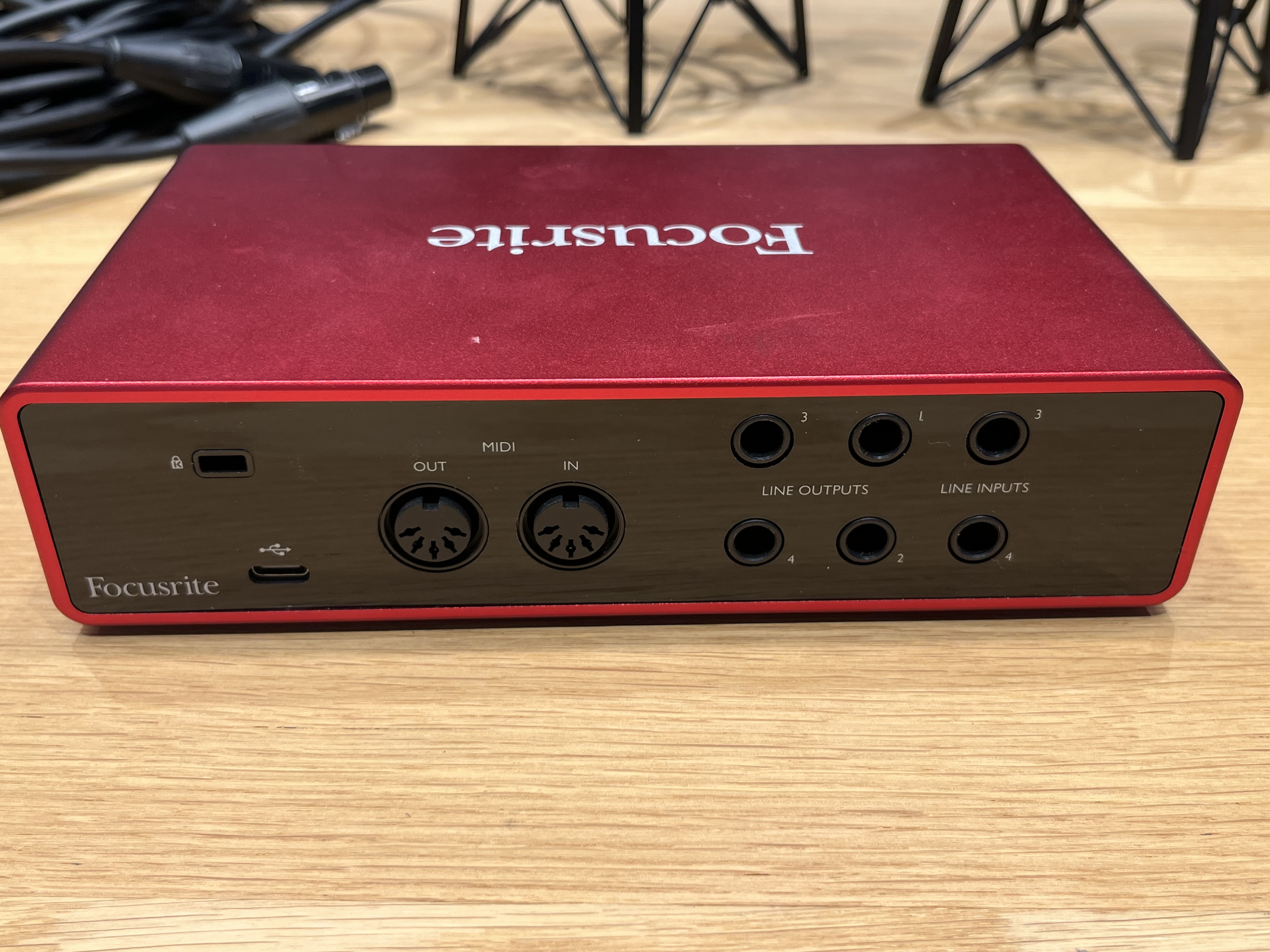 2 microphones, Røde NT1 and Focusrite Scarlett 4i4 - PS Auction