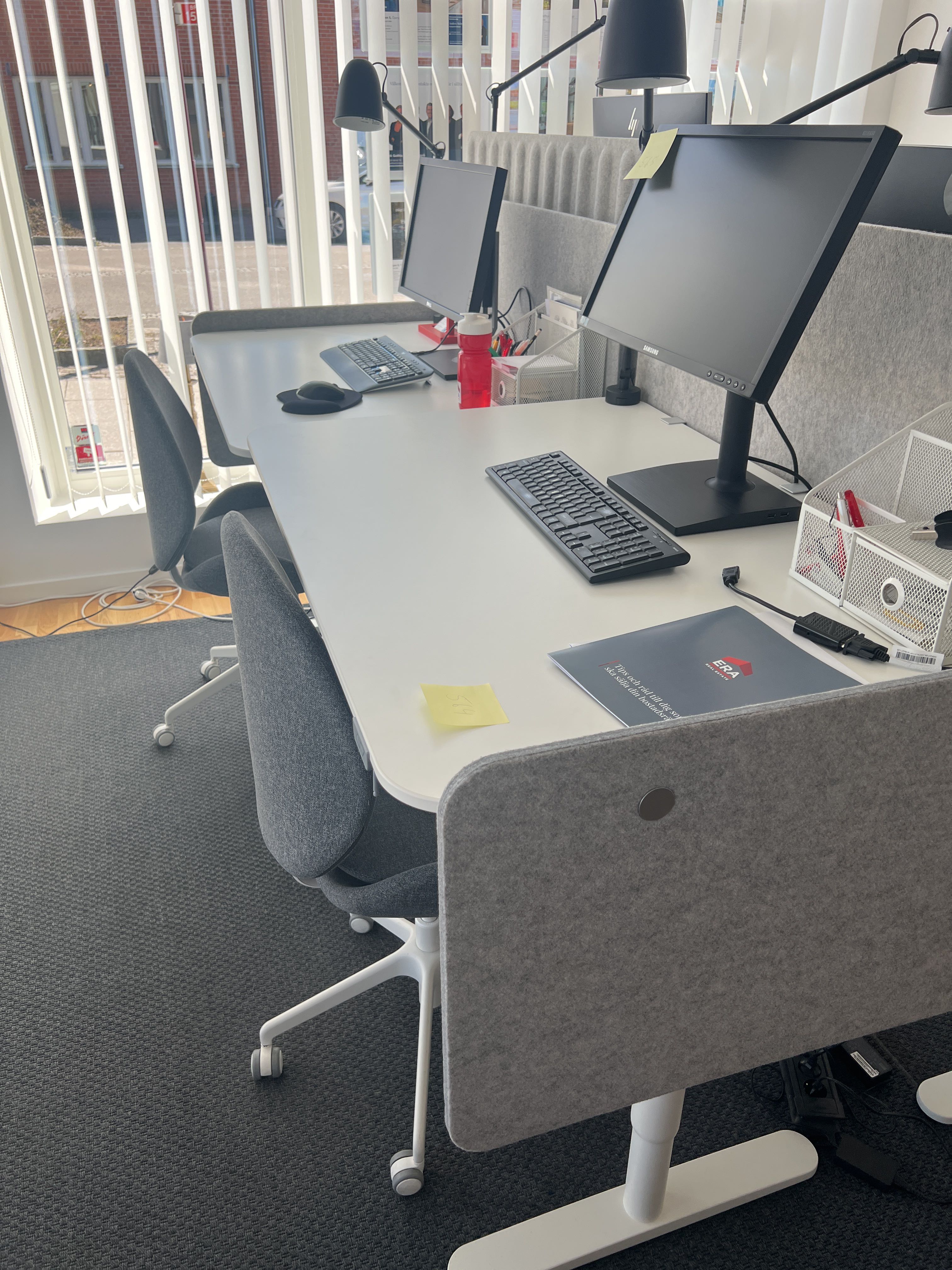 Office workstations 2 desks that can be raised and lowered PS Auction