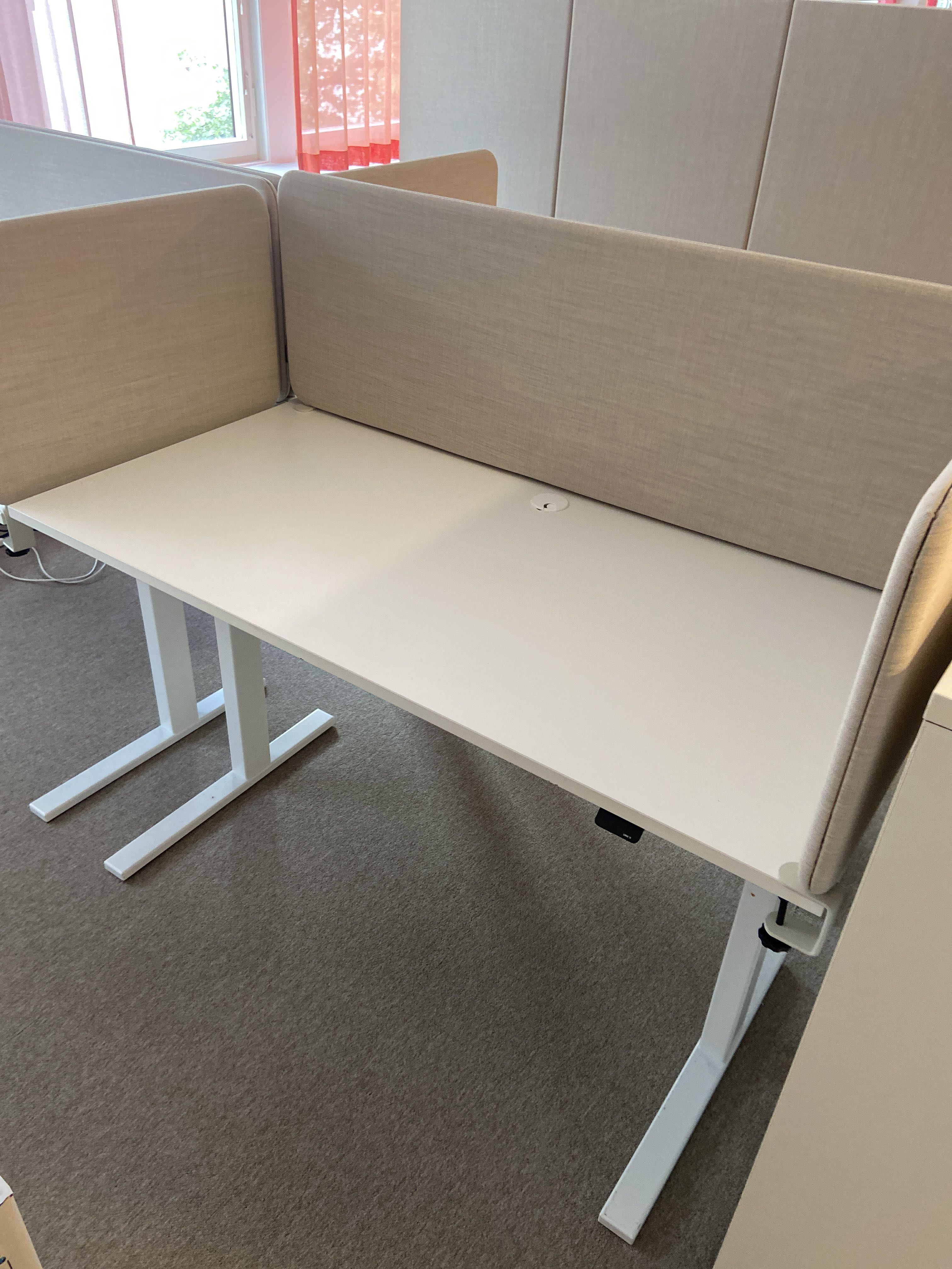 Raised and lowerable desks, 4 pieces PS Auction We value the future
