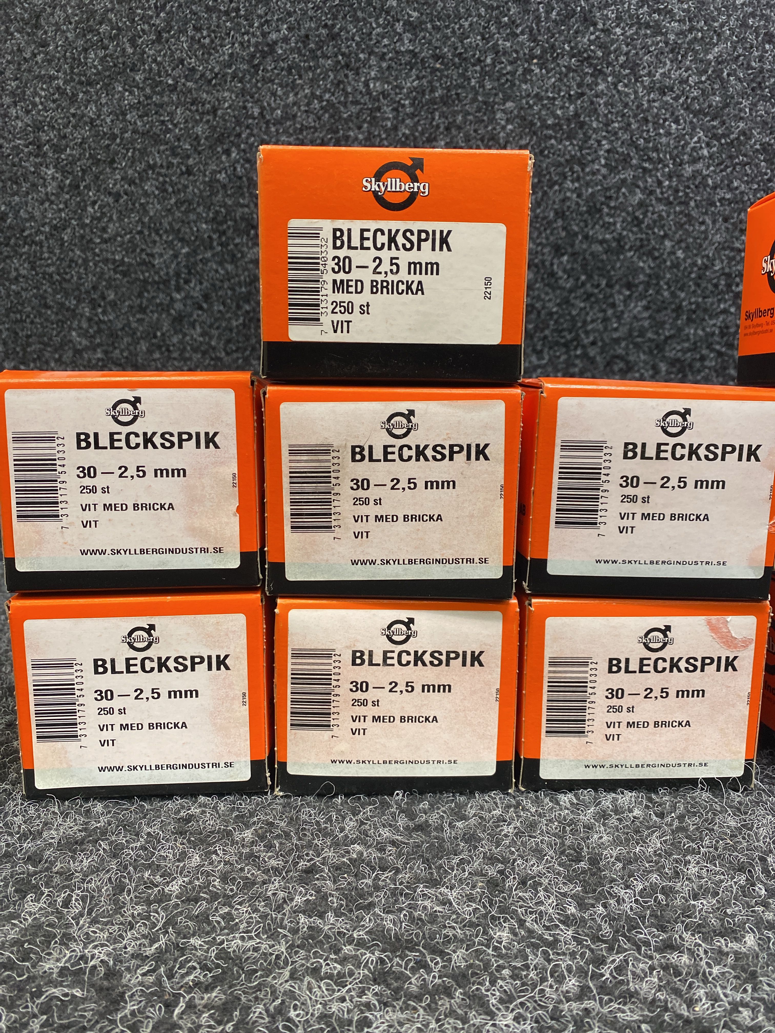Ca 5100 st Bleckspik & takpannekrokar, Skyllberg - Auktioner online ...