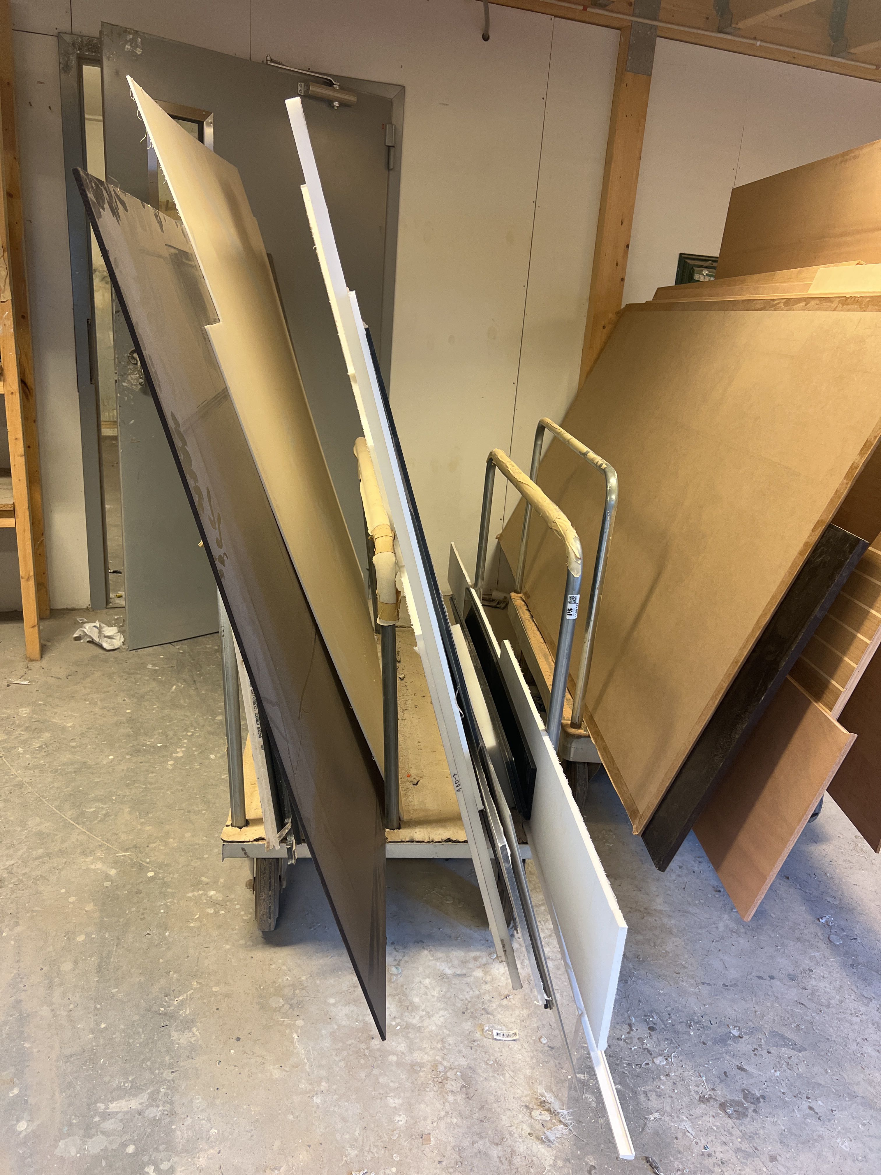Record carts with various records - PS Auction - We value the future ...
