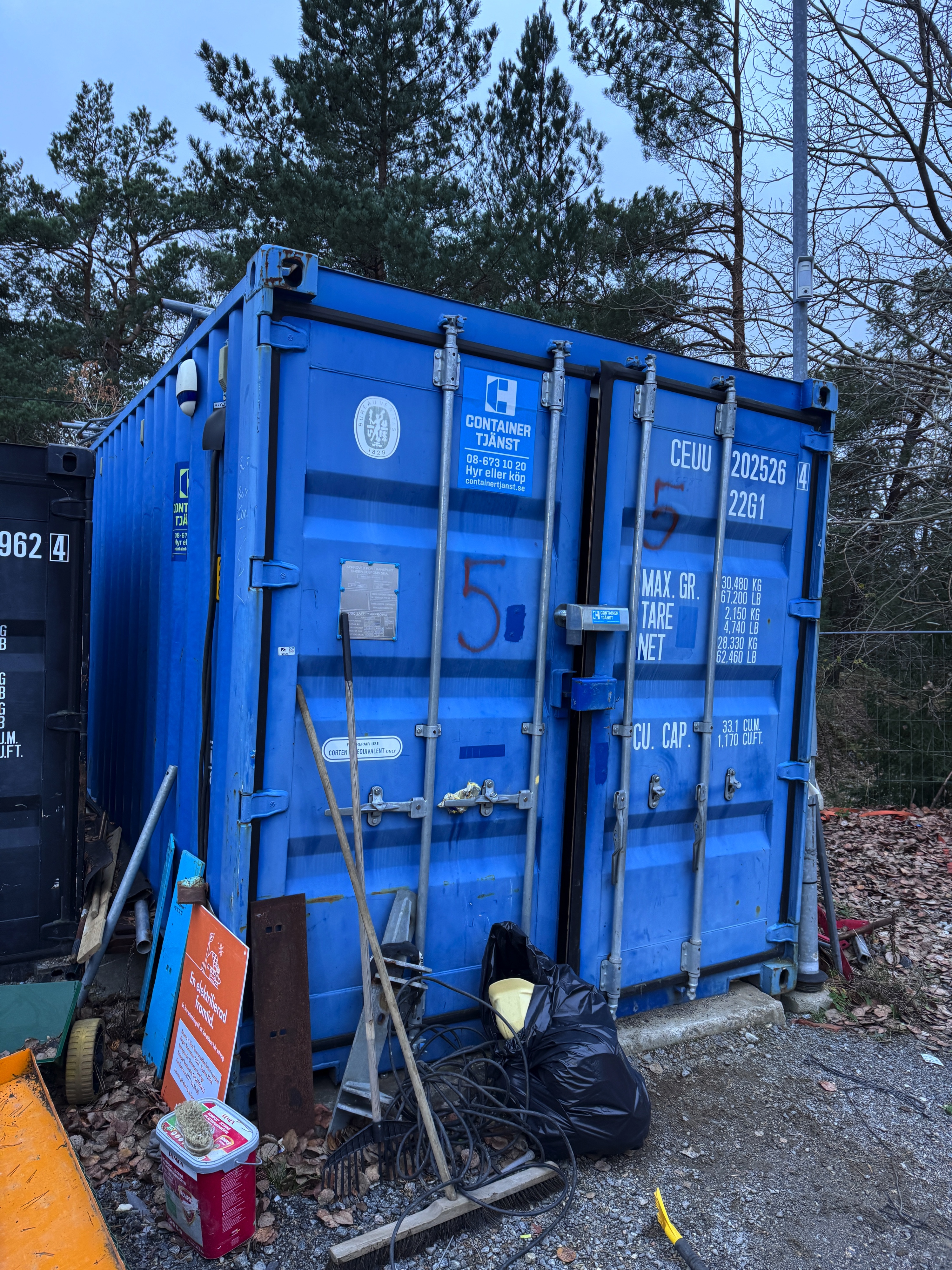 insulated container 20 feet with various contents - PS Auction - We ...