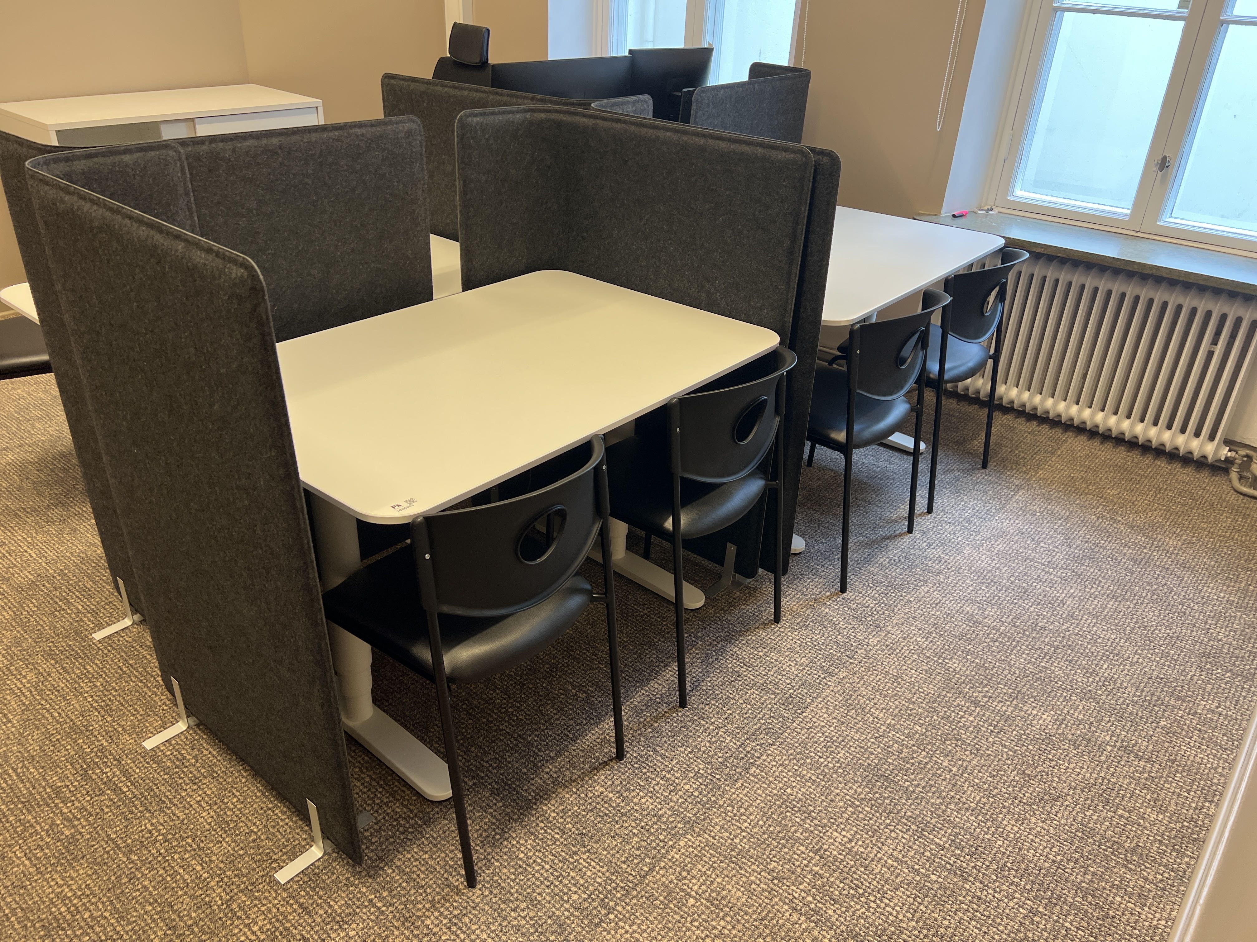 Office workstations 2 desks that can be raised and lowered PS Auction