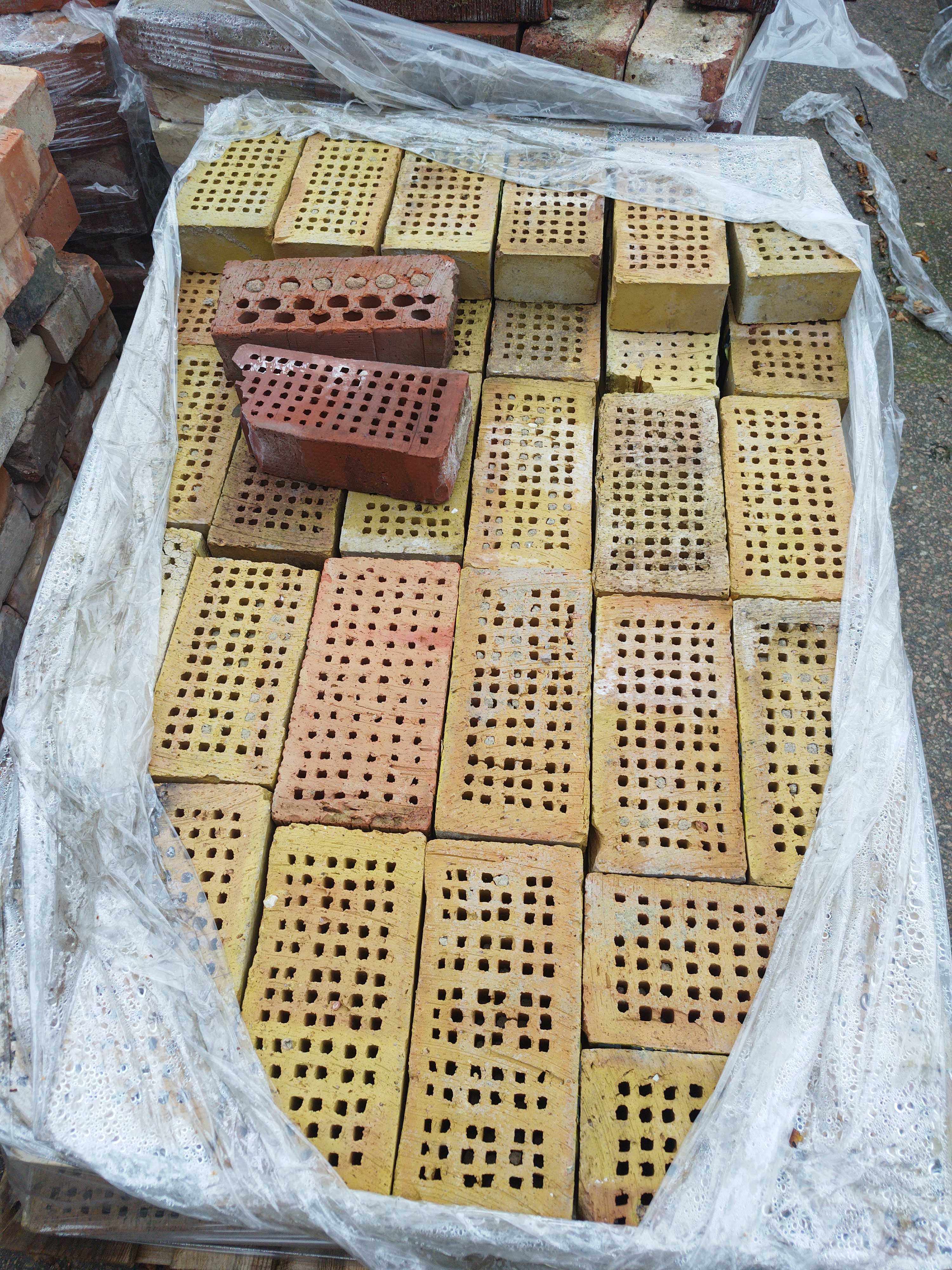 Four Bricks Bricks, 4 pallets – mixed models and colors - PS Auction - We value the ...