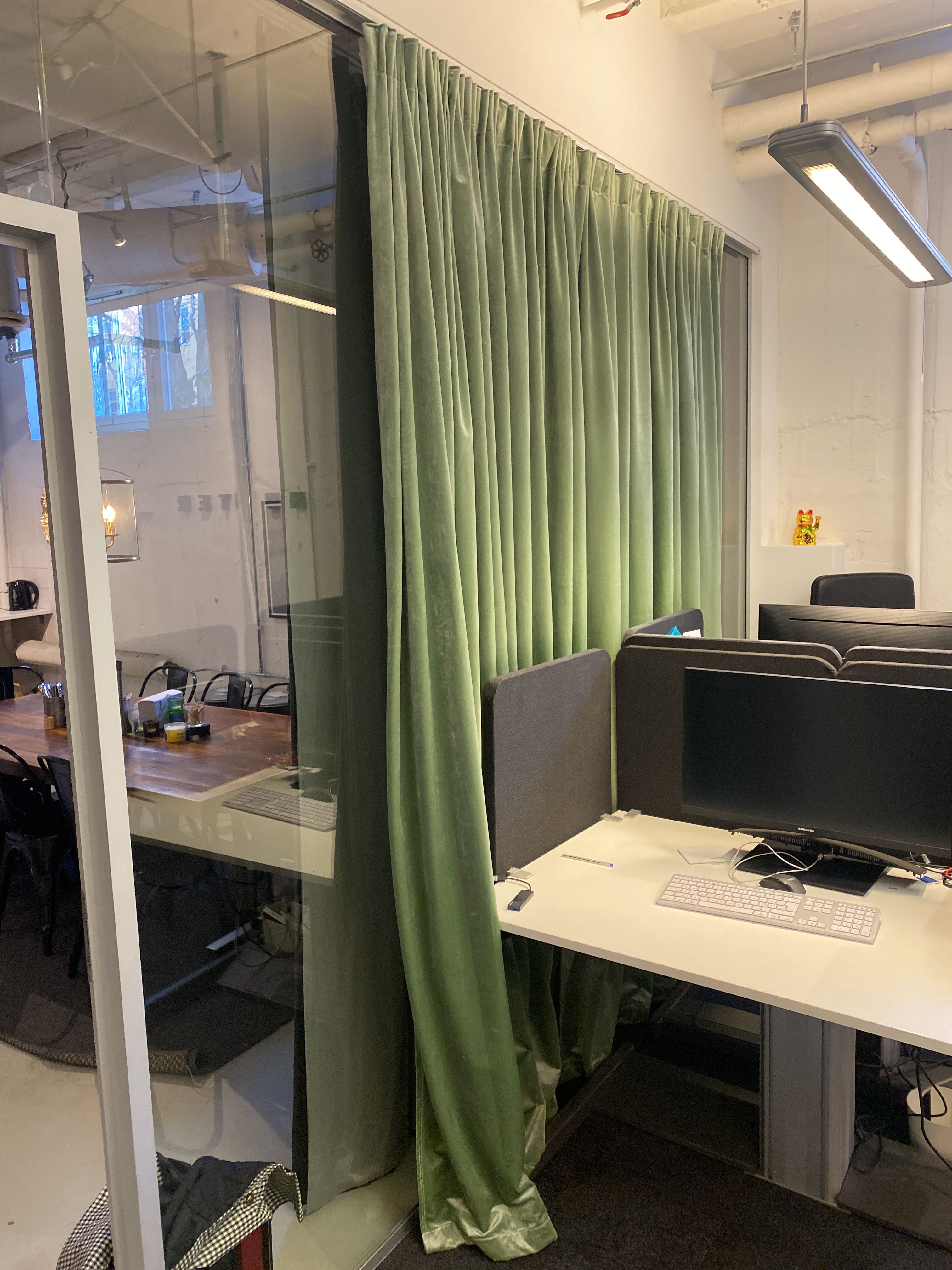 Gardiner 5 skenor samt gardiner Auktioner online Nätauktioner