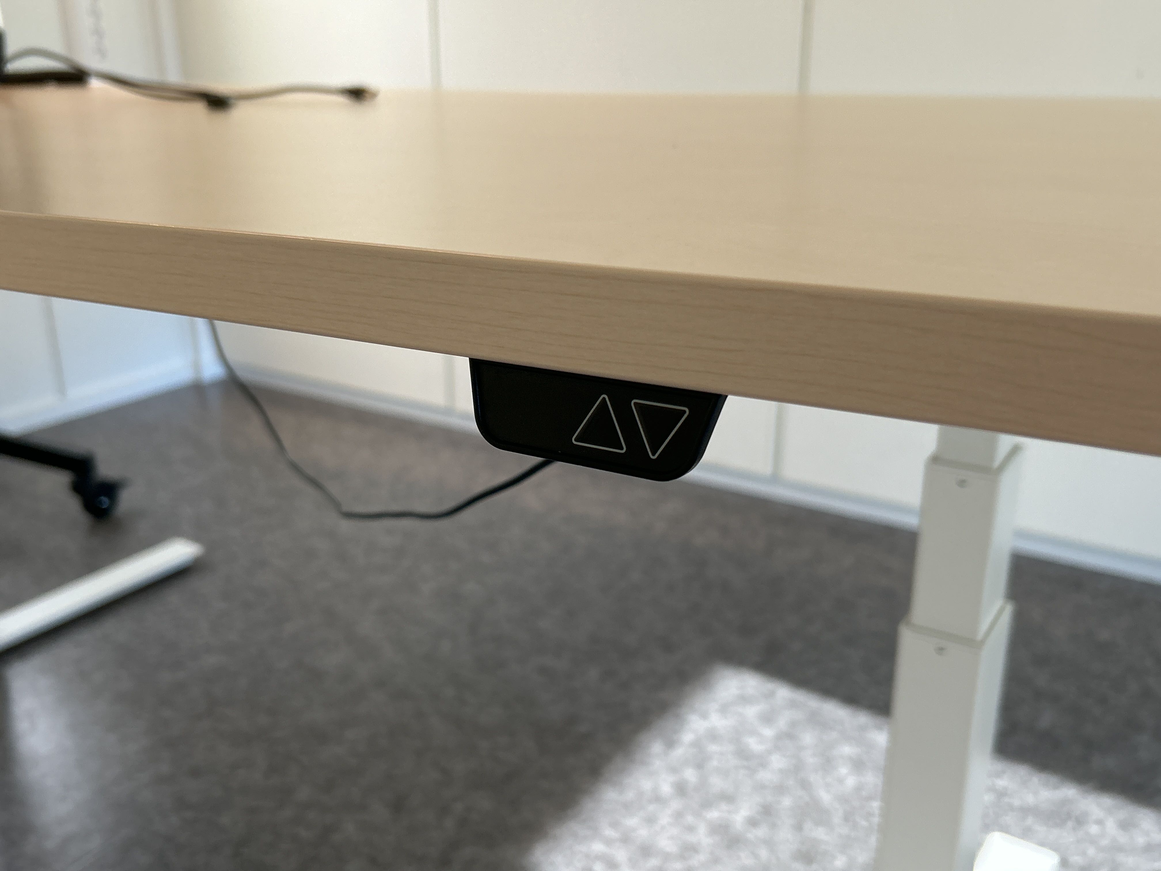 Conference table and monitor on stand - PS Auction - We value the ...