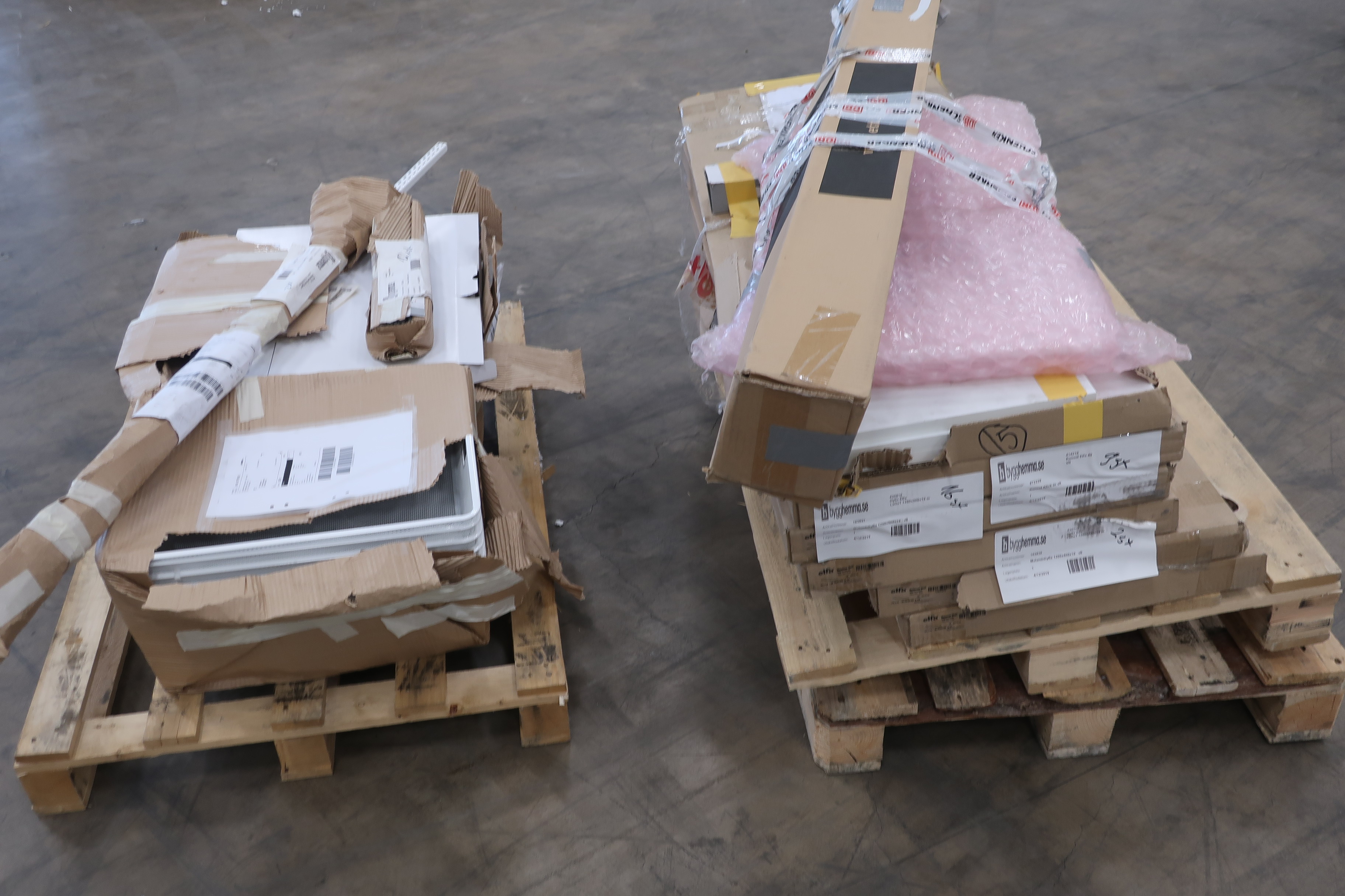 Assortment of elfa details PS Auction We value the future Largest