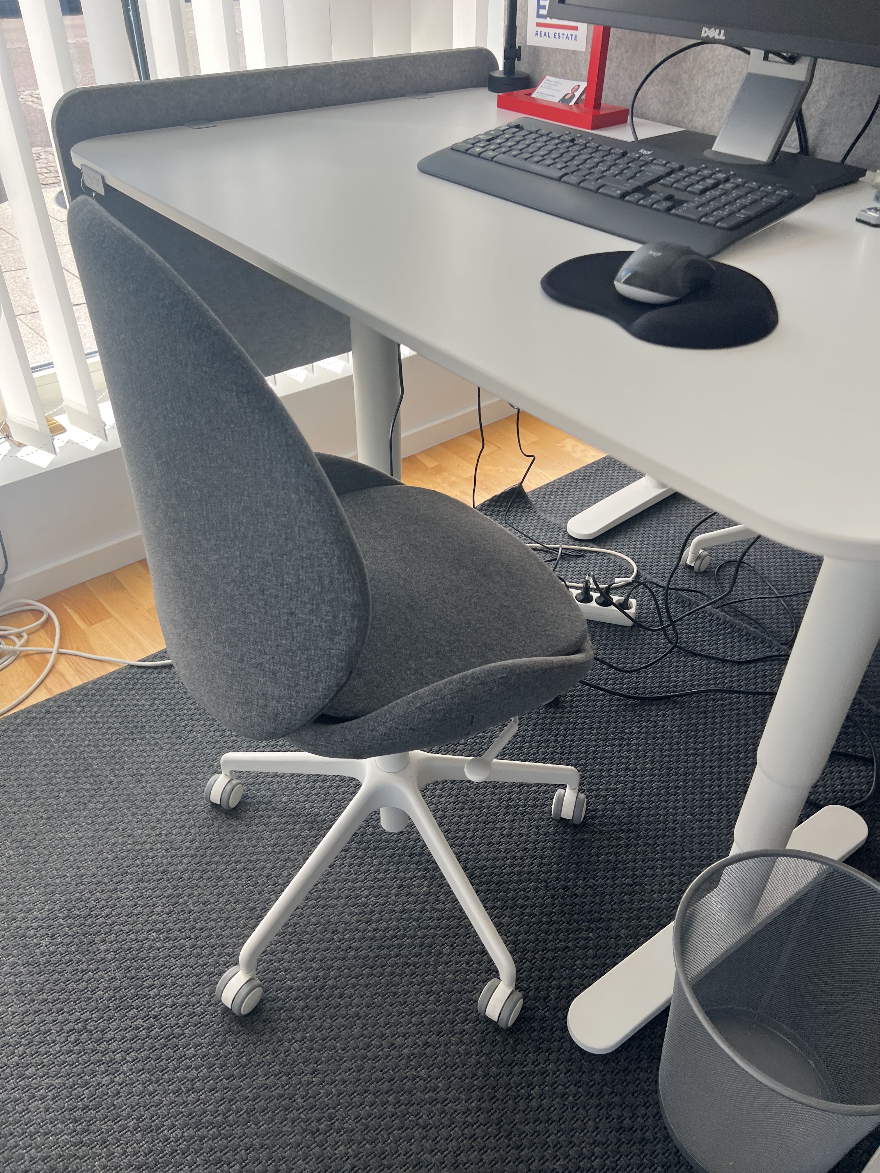 Office workstations 2 desks that can be raised and lowered PS Auction