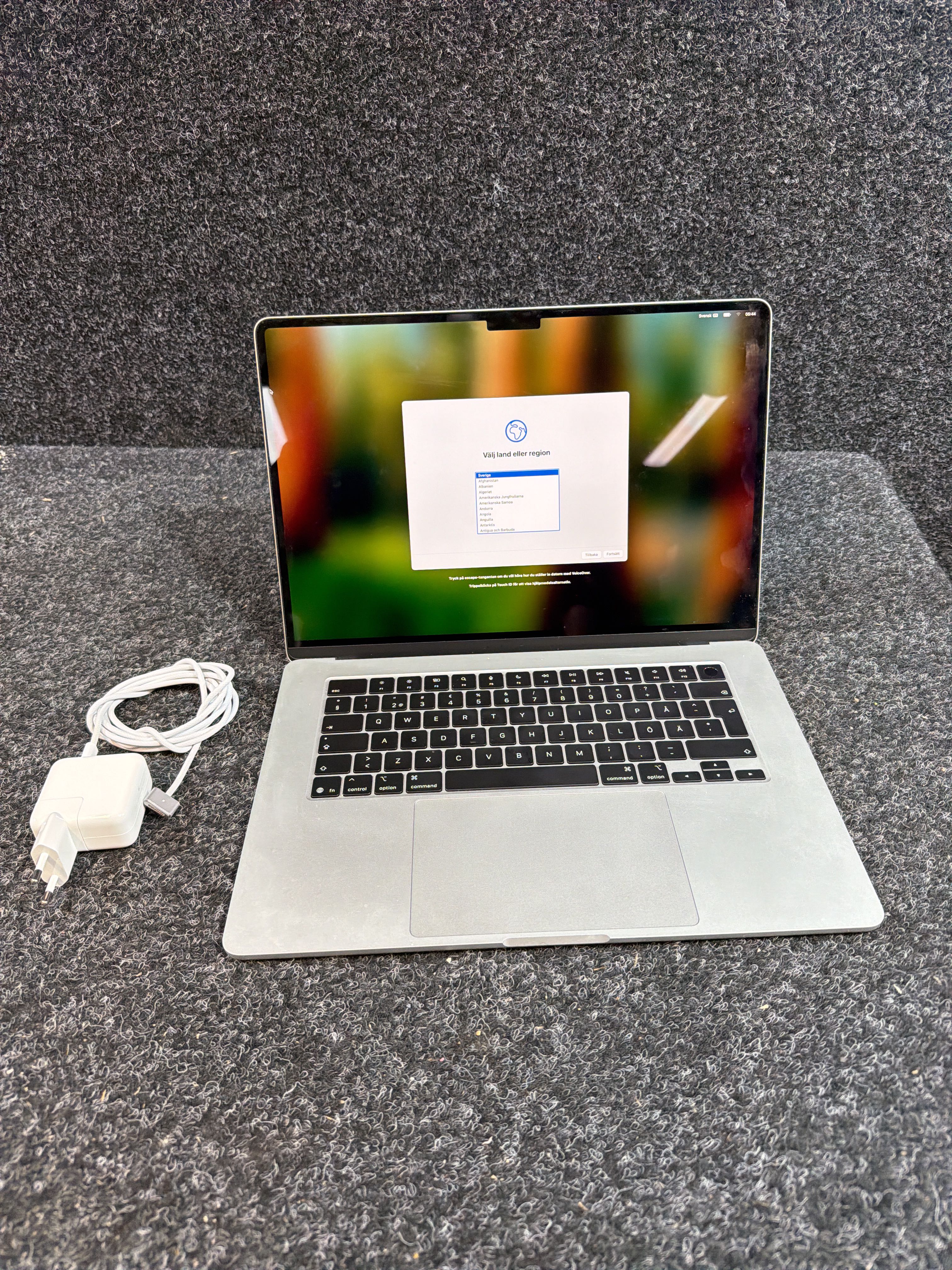 Laptop with charger - Apple MacBook Air 15