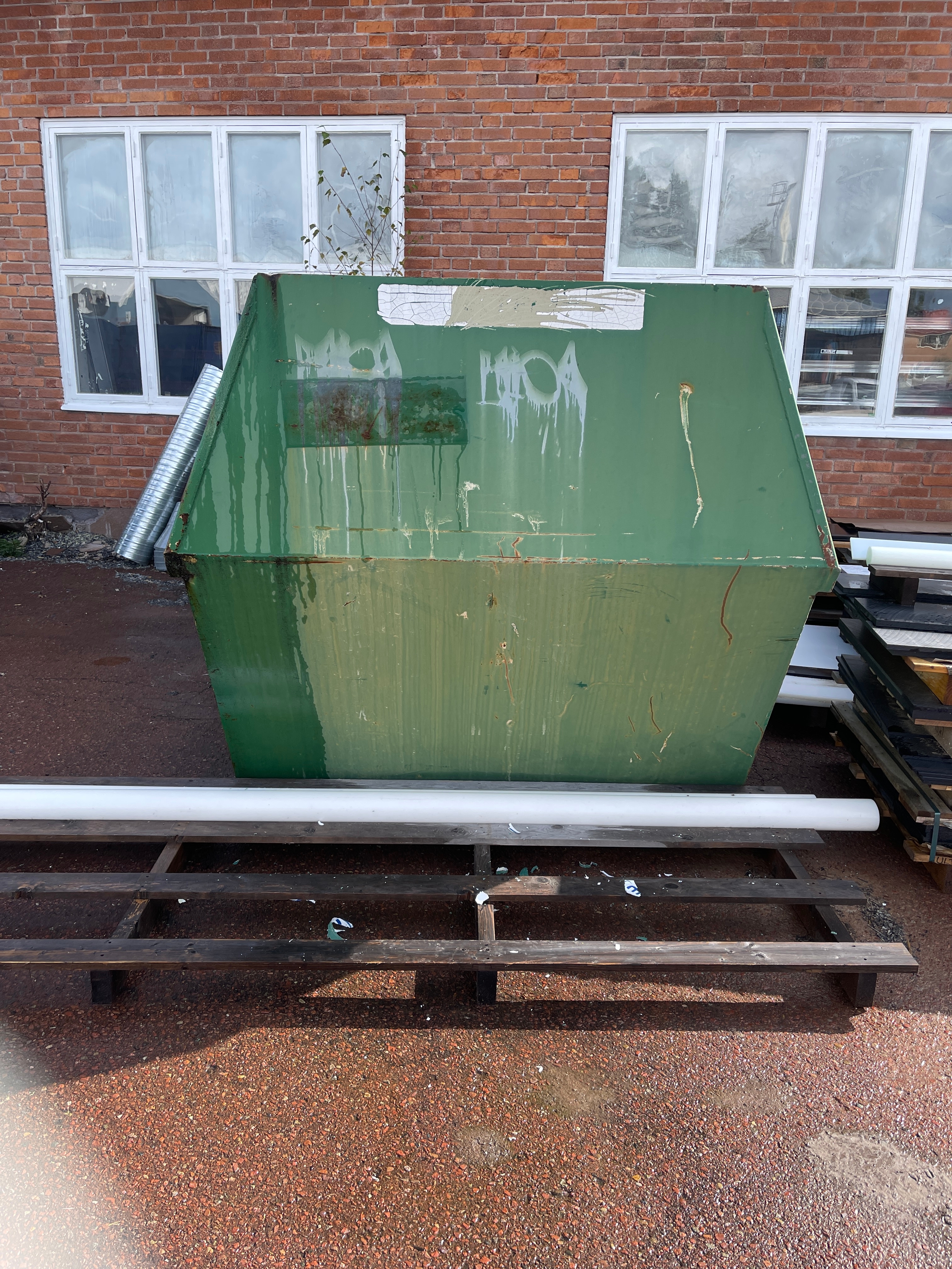 Covered Container 10 m3 with contents. No reservation price - PS ...