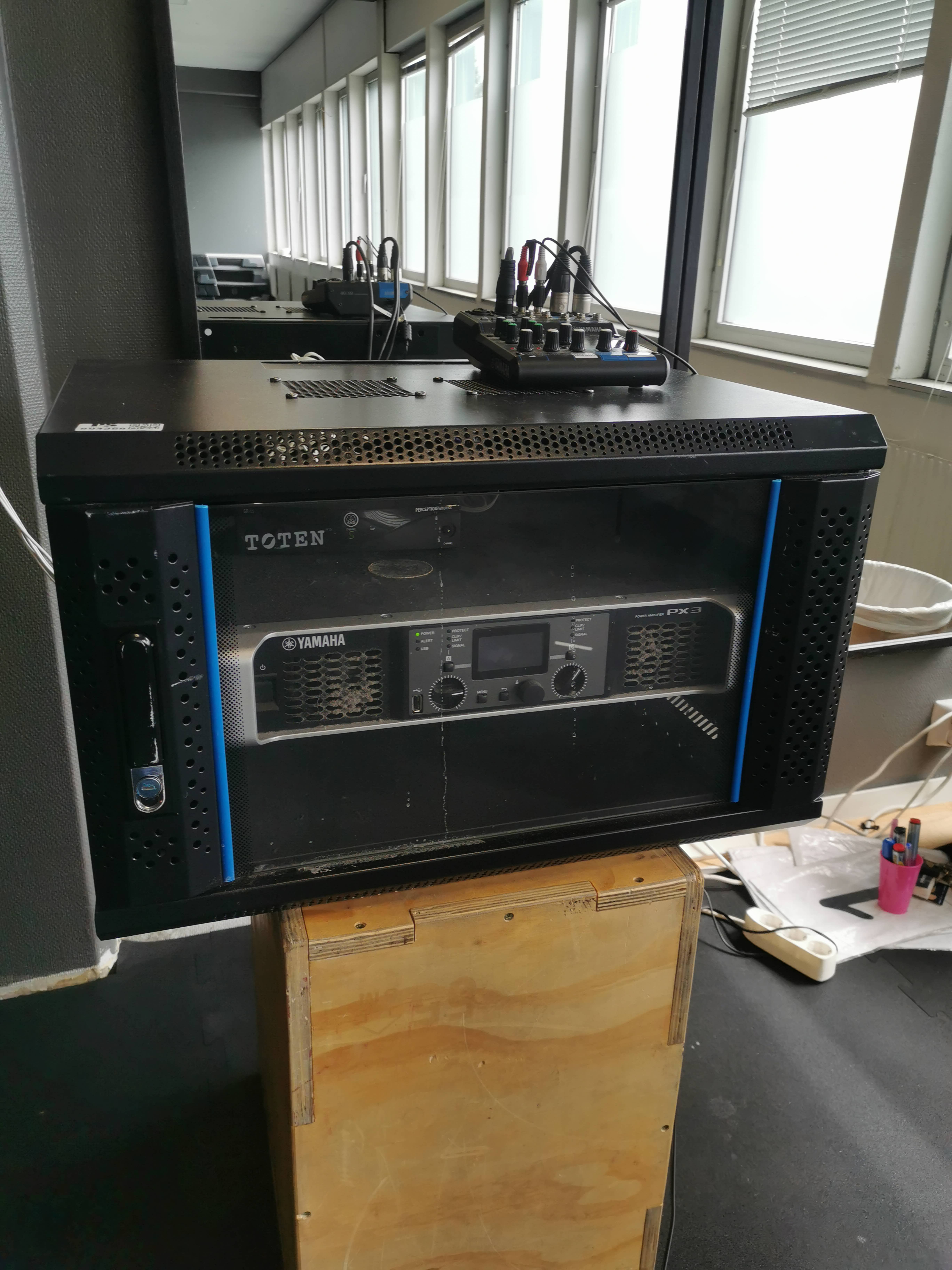 Sound system / Rack / Speakers / Bass box PS Auction We value the