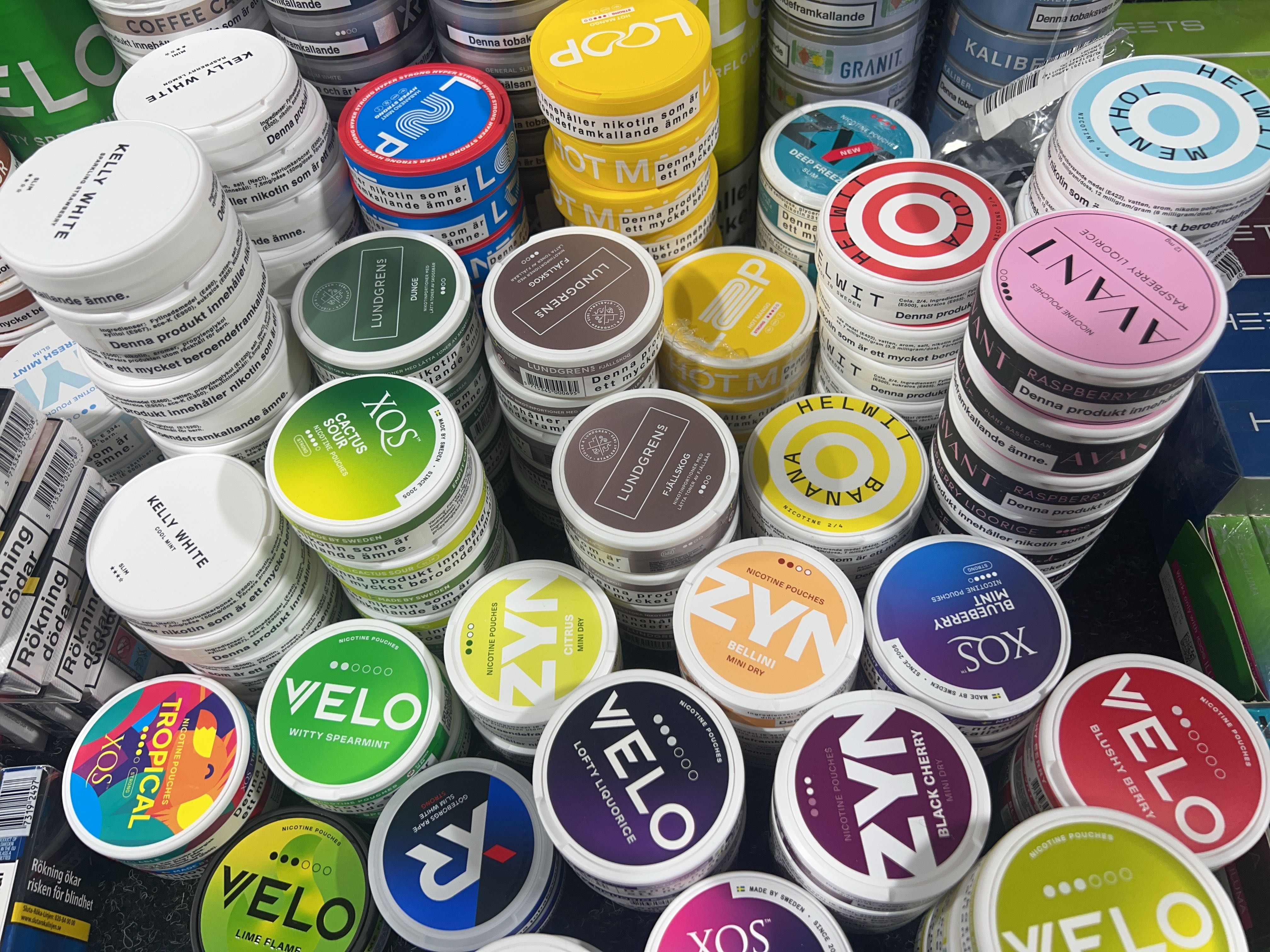 snus und vapes Lot of snus, vapes, and cigarettes - PS Auction - We value the future