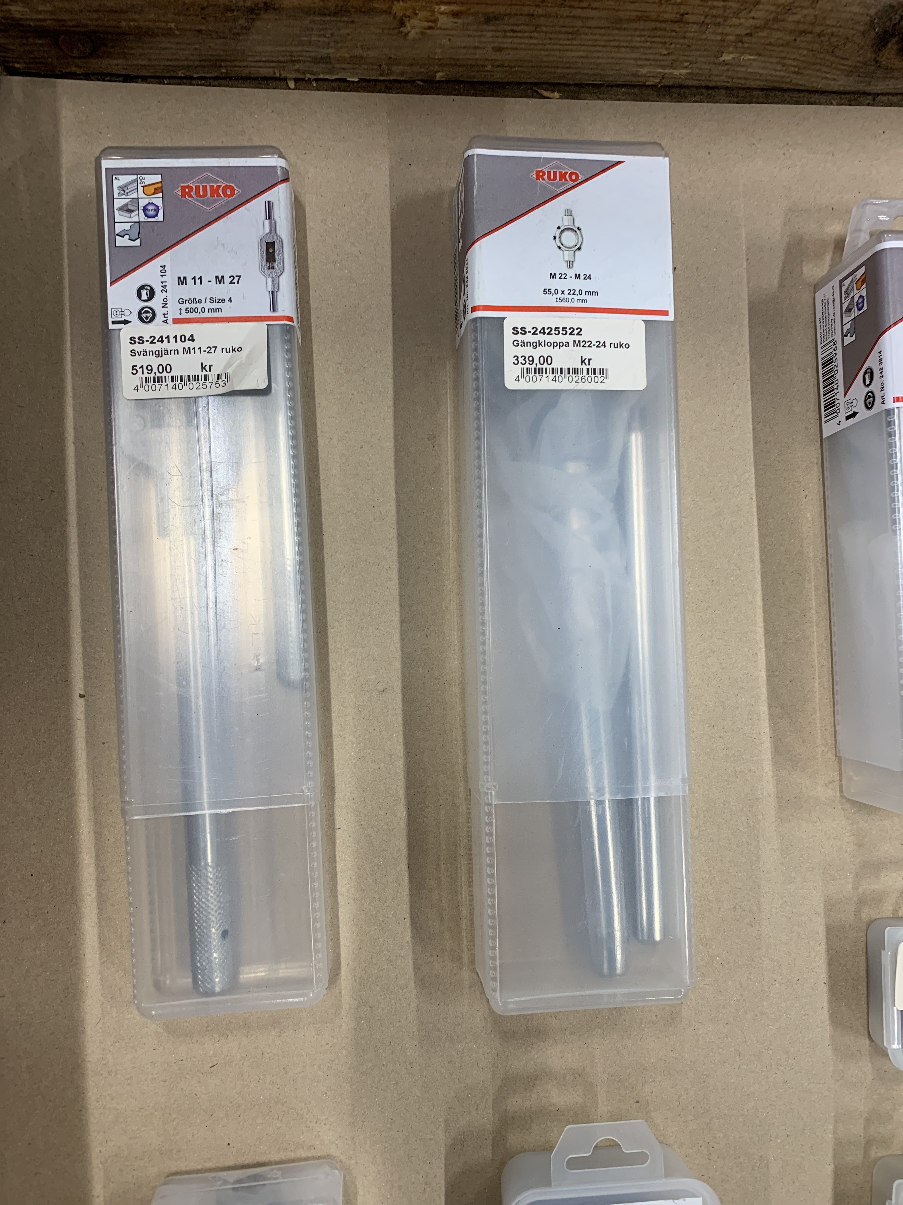 Assortment of threading tools - PS Auction - We value the future ...