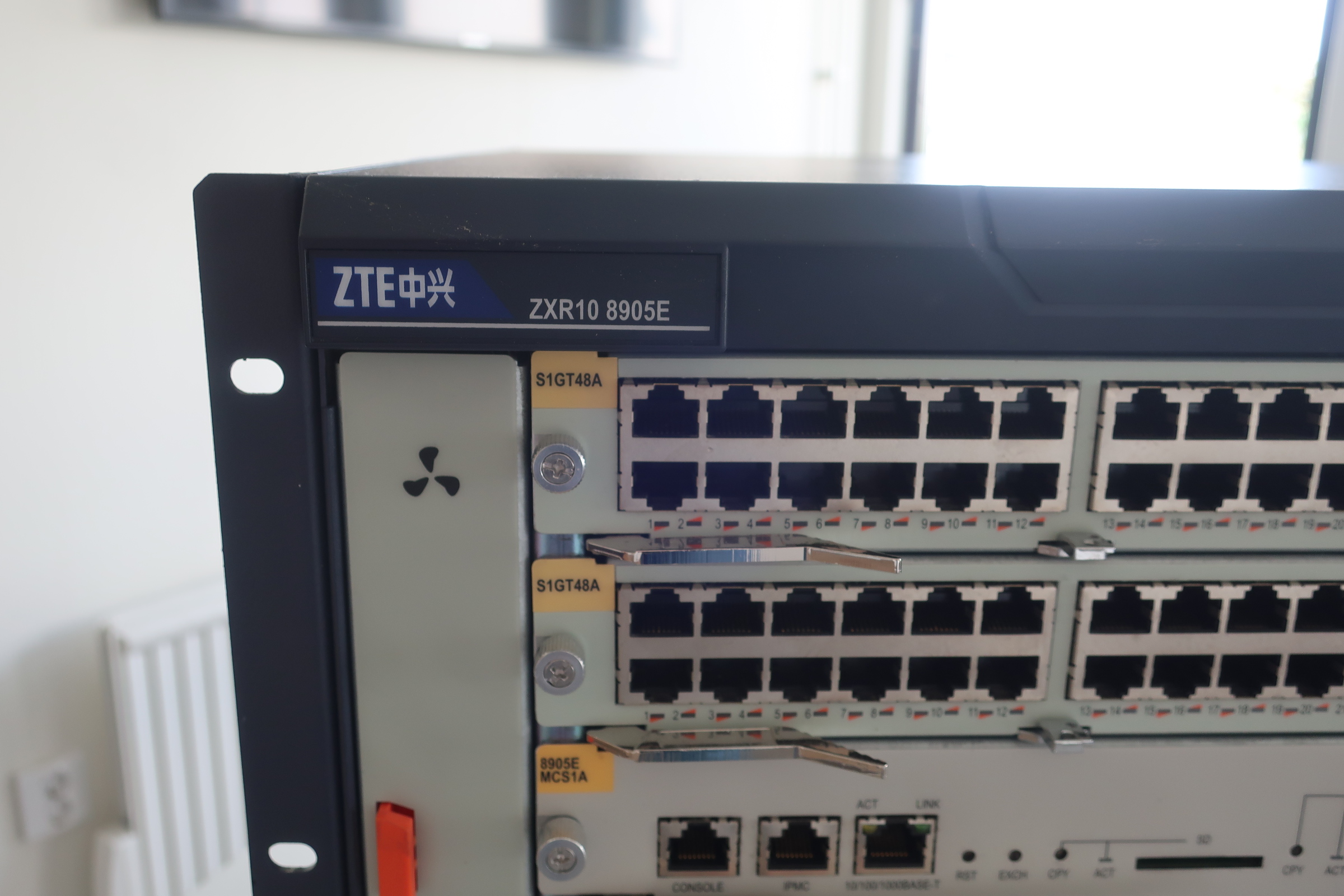 Switch, ZTE ZXR10 8905E 96port - PS Auction - We value the