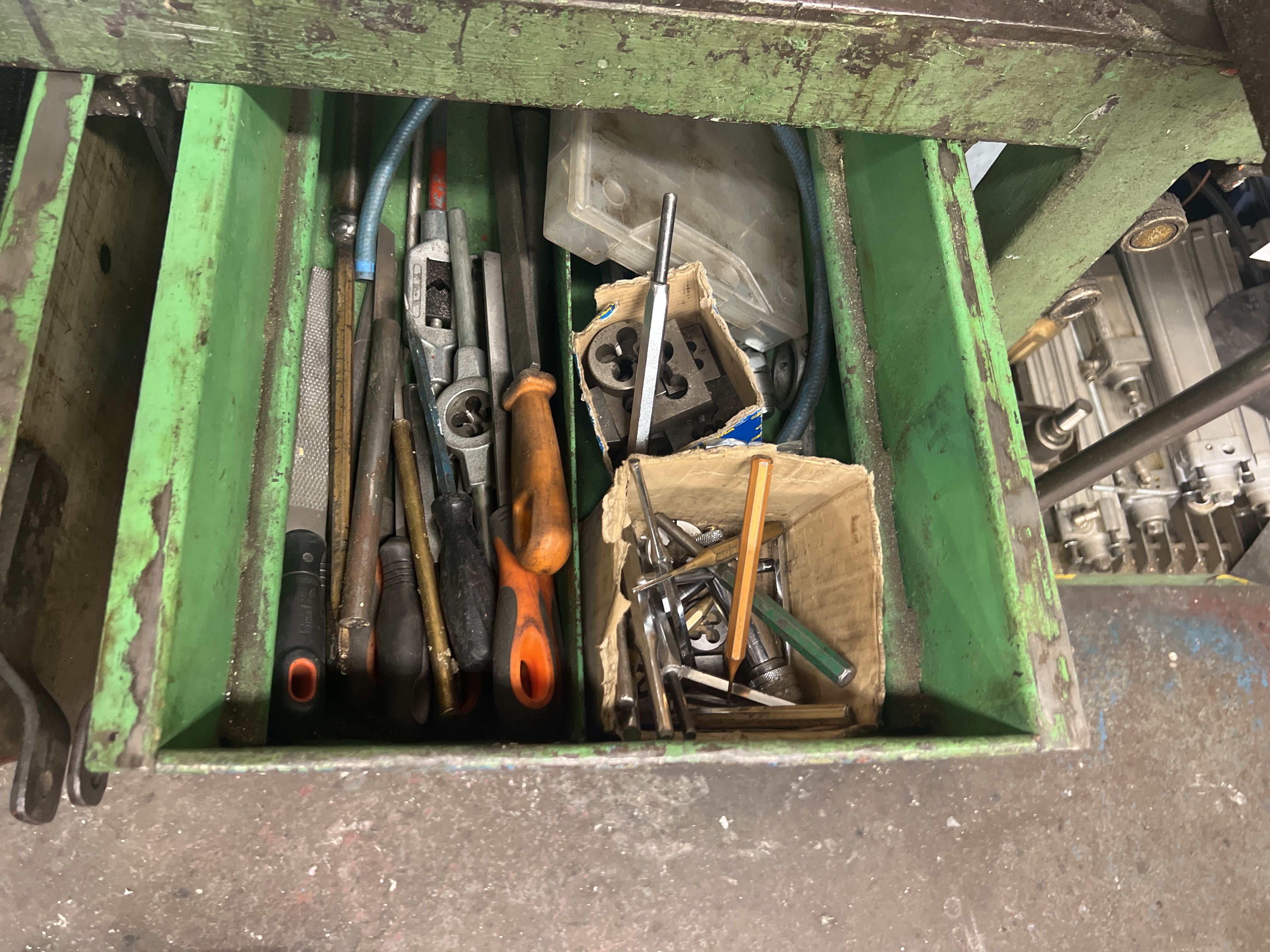 Workbench, tools, jack, drill, air vents, dustbin - PS Auction