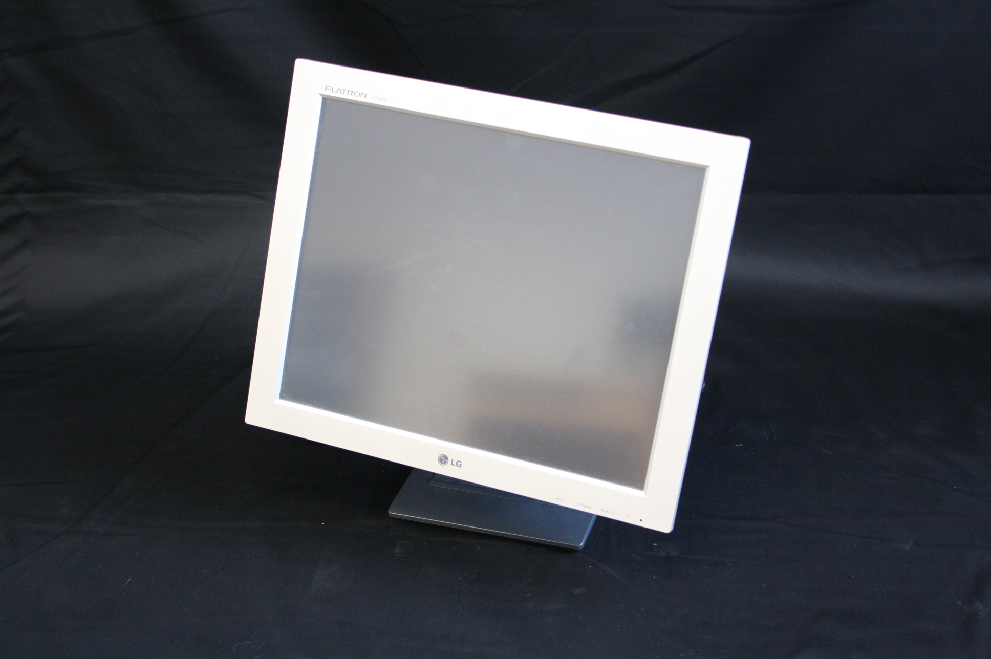 LG Flatron L1730SF Touchscreen 4pcs selling to higgest bidder - PS Auction  - We value the future - Largest in net auctions