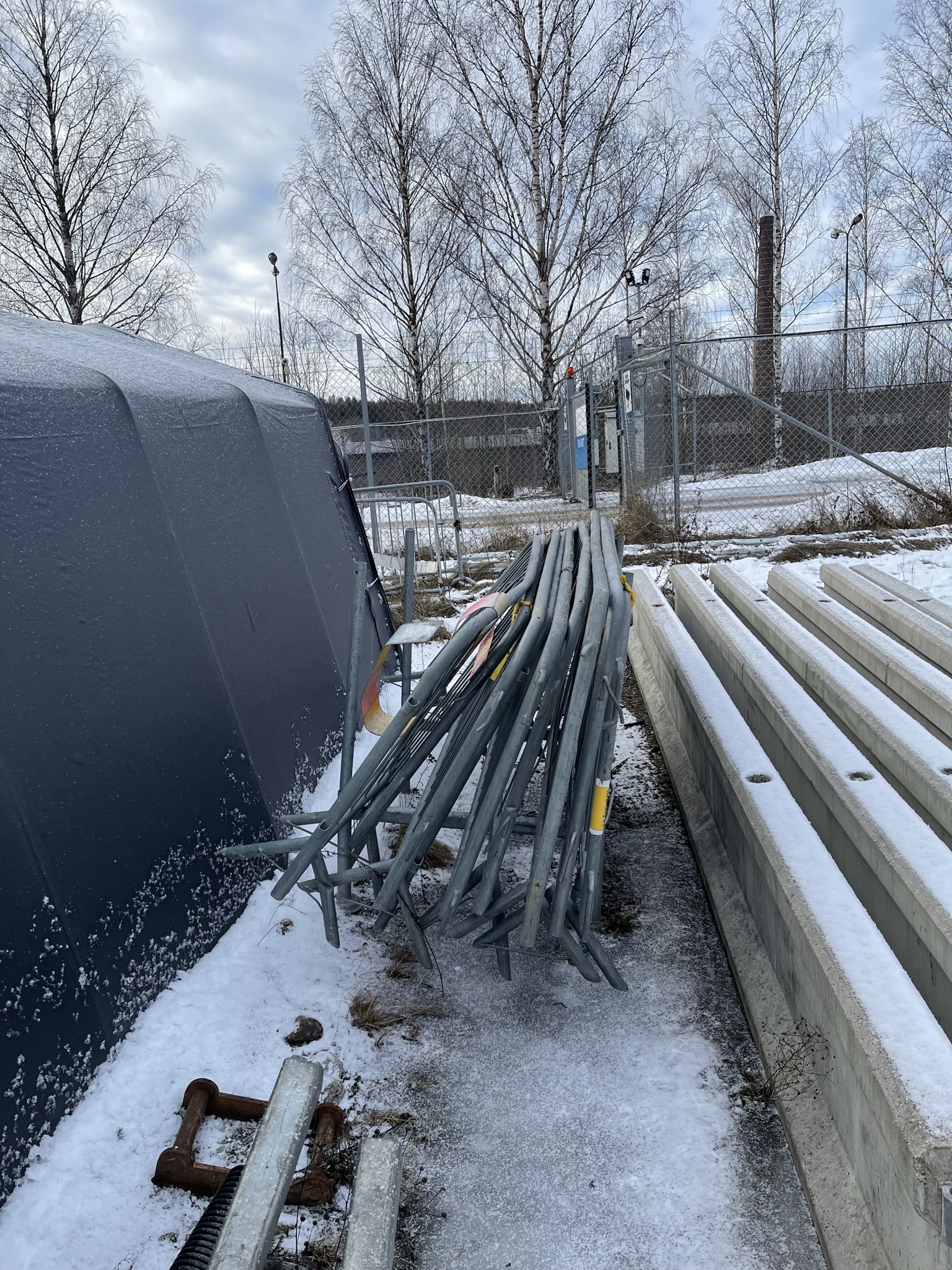 27 riot fences in mixed condition. - PS Auction - We value the future ...