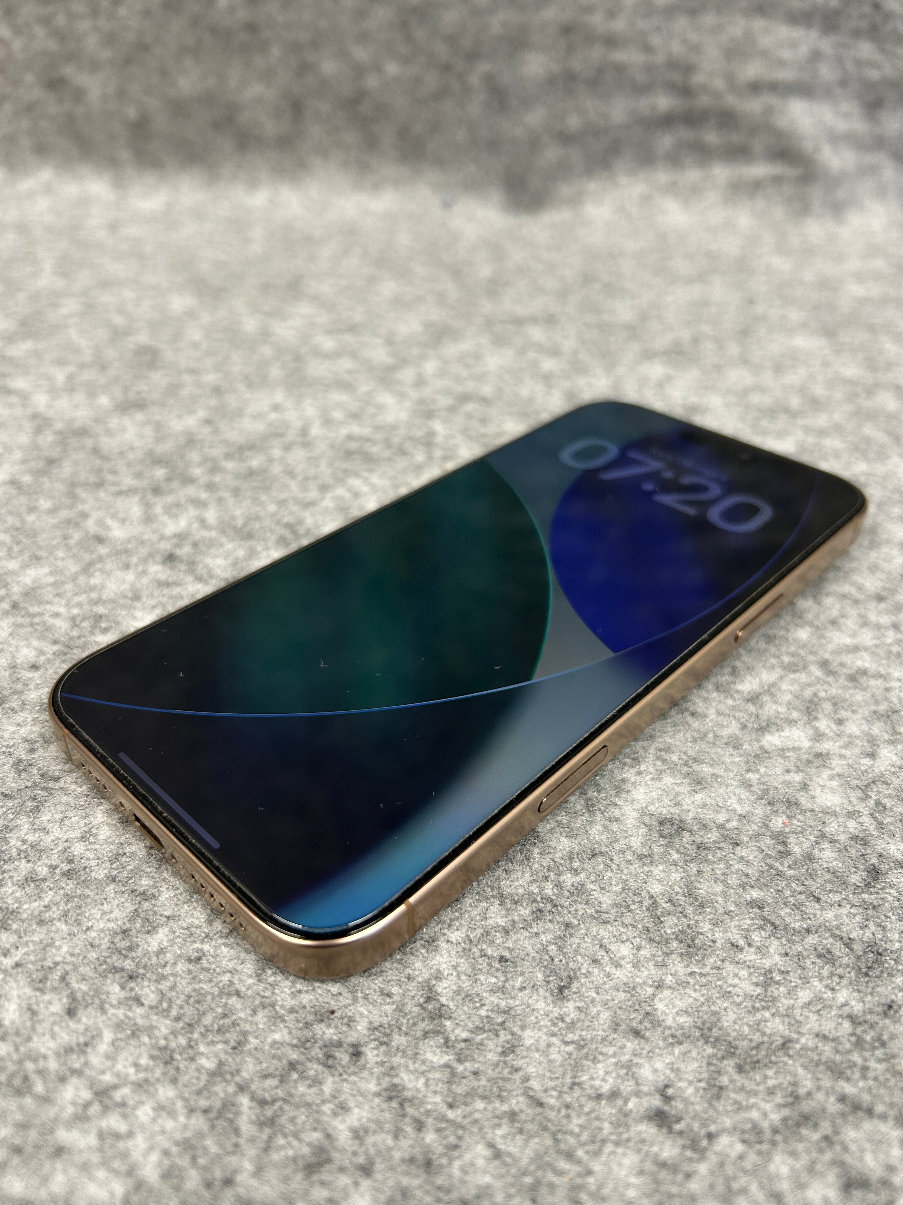 iPhone 16 Pro Max: connecting Outlook.