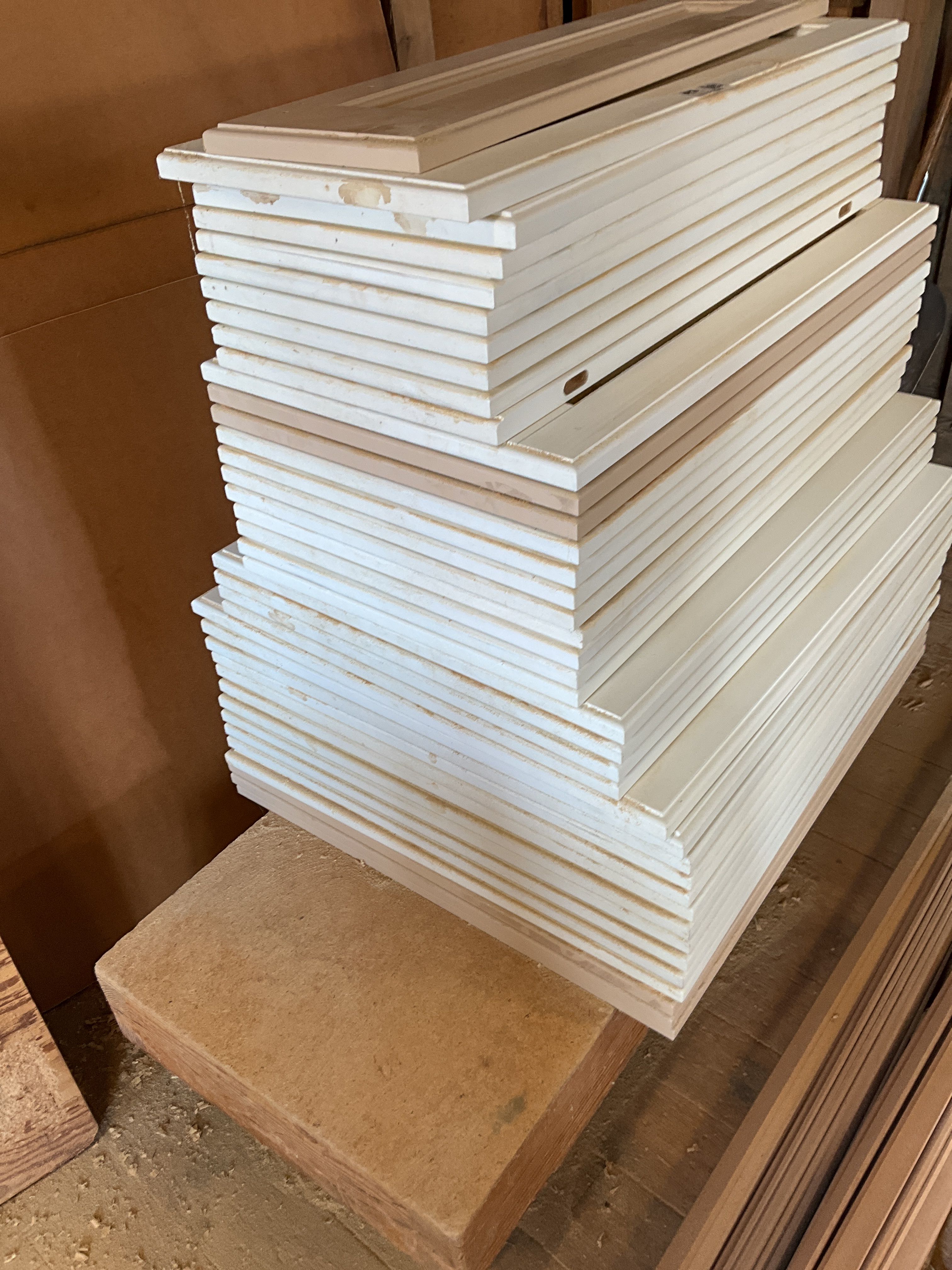 Lot with cupboard doors and mouldings PS Auction We value the