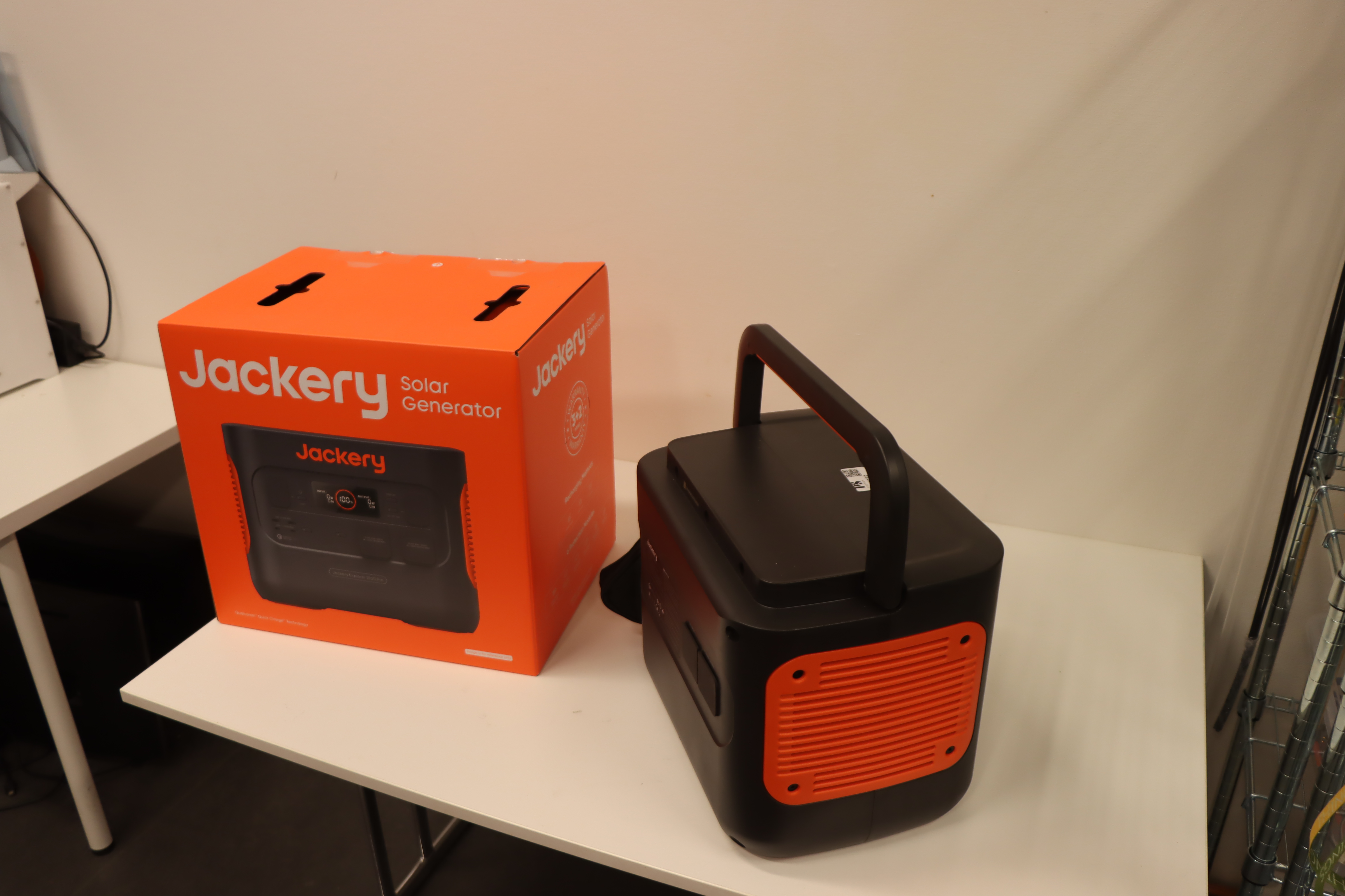 Jackery Explorer 2000 Pro - Portable Power Station - PS Auction - We value  the future - Largest in net auctions