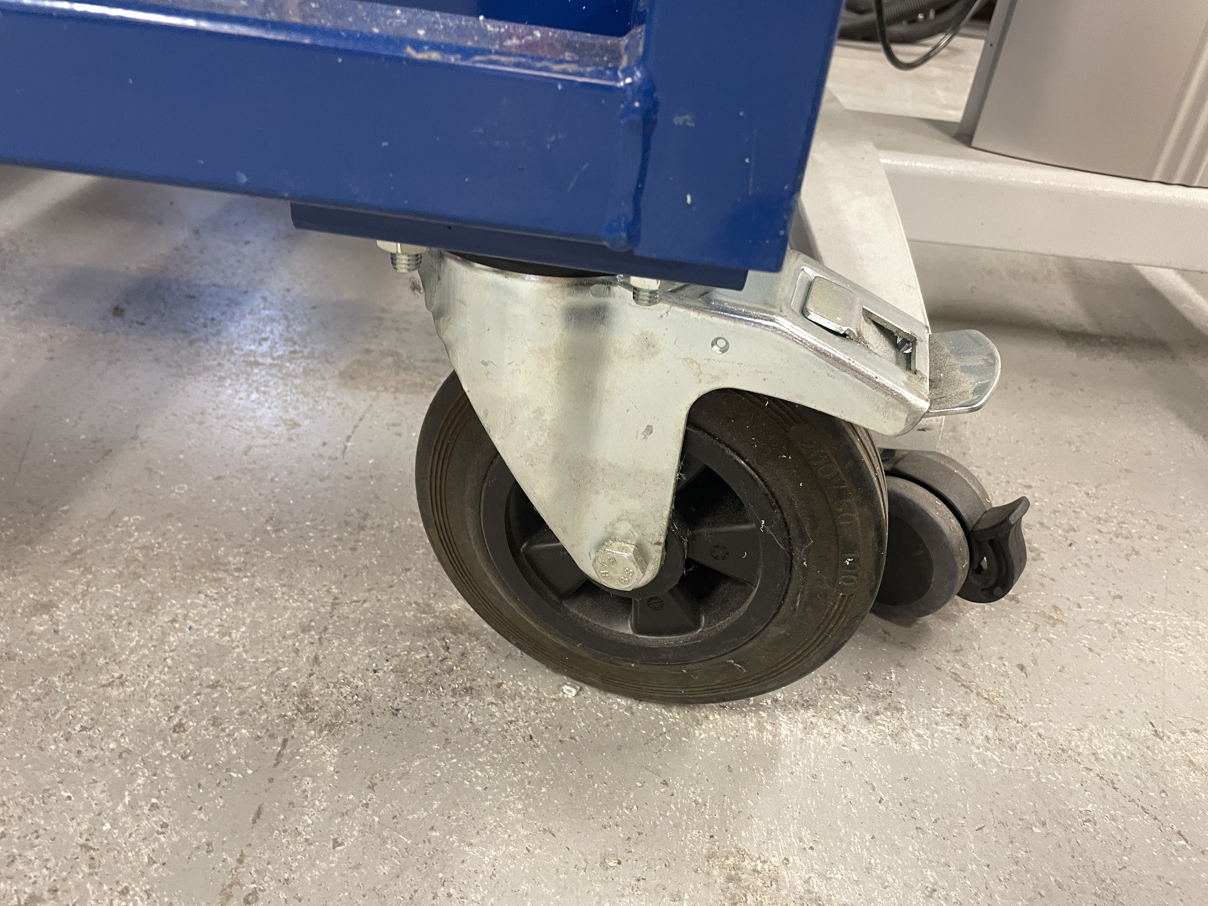 2 trolleys 120 x 80cm - PS Auction - We value the future - Largest in ...
