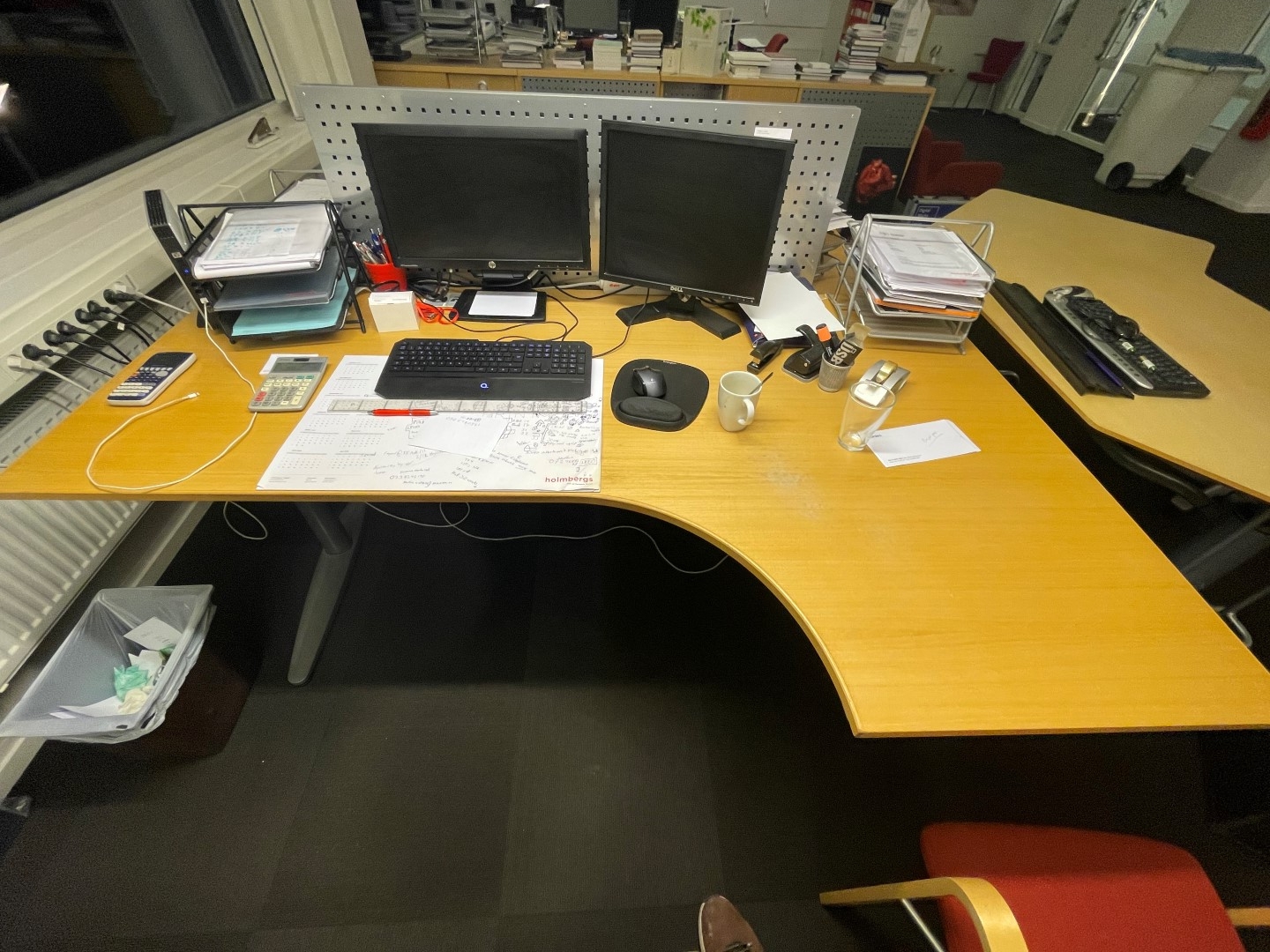 Office workstations 3 pcs, raise and lower desks PS Auction We