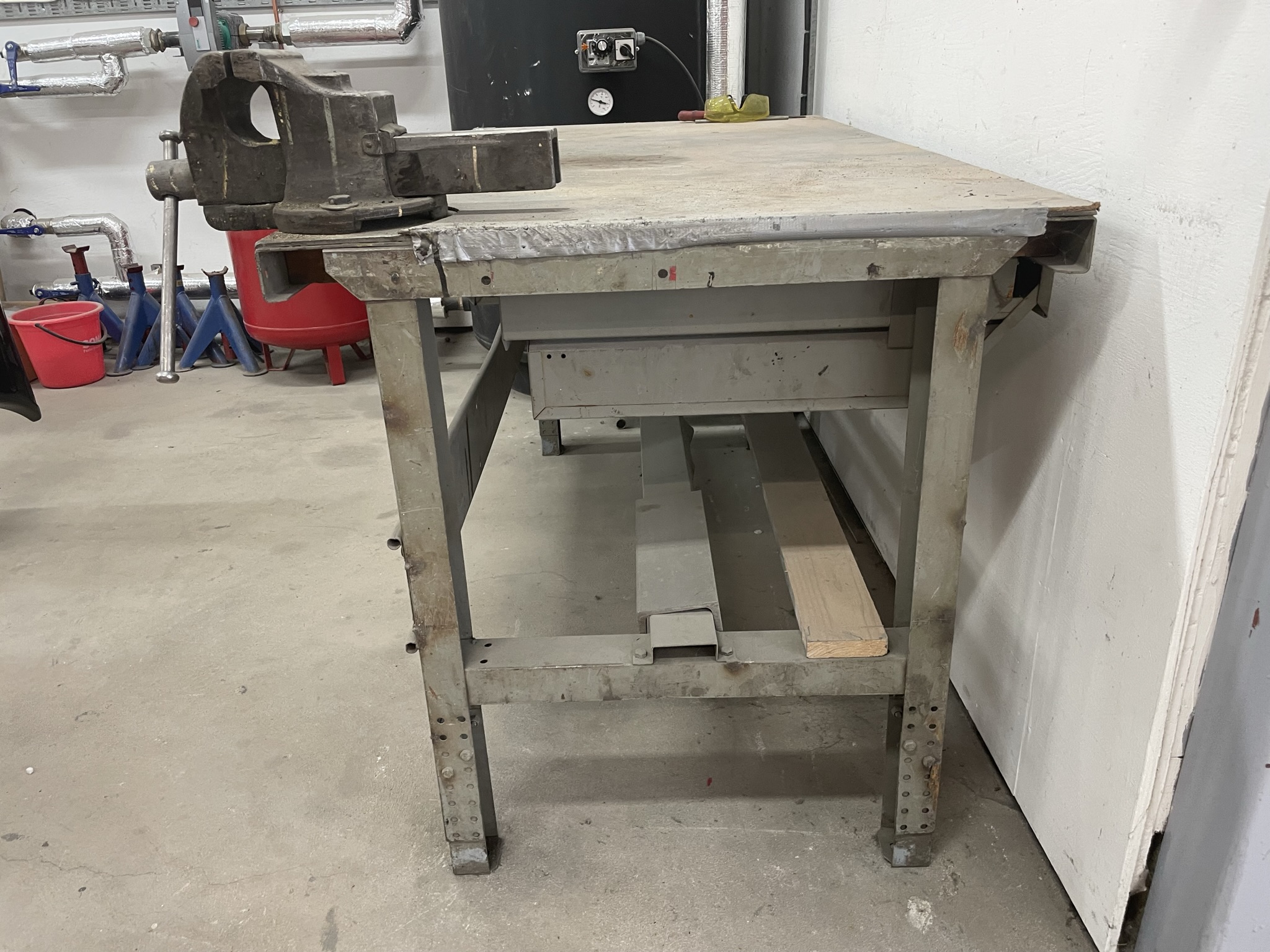 Workbench with vise - PS Auction - We value the future - Largest 