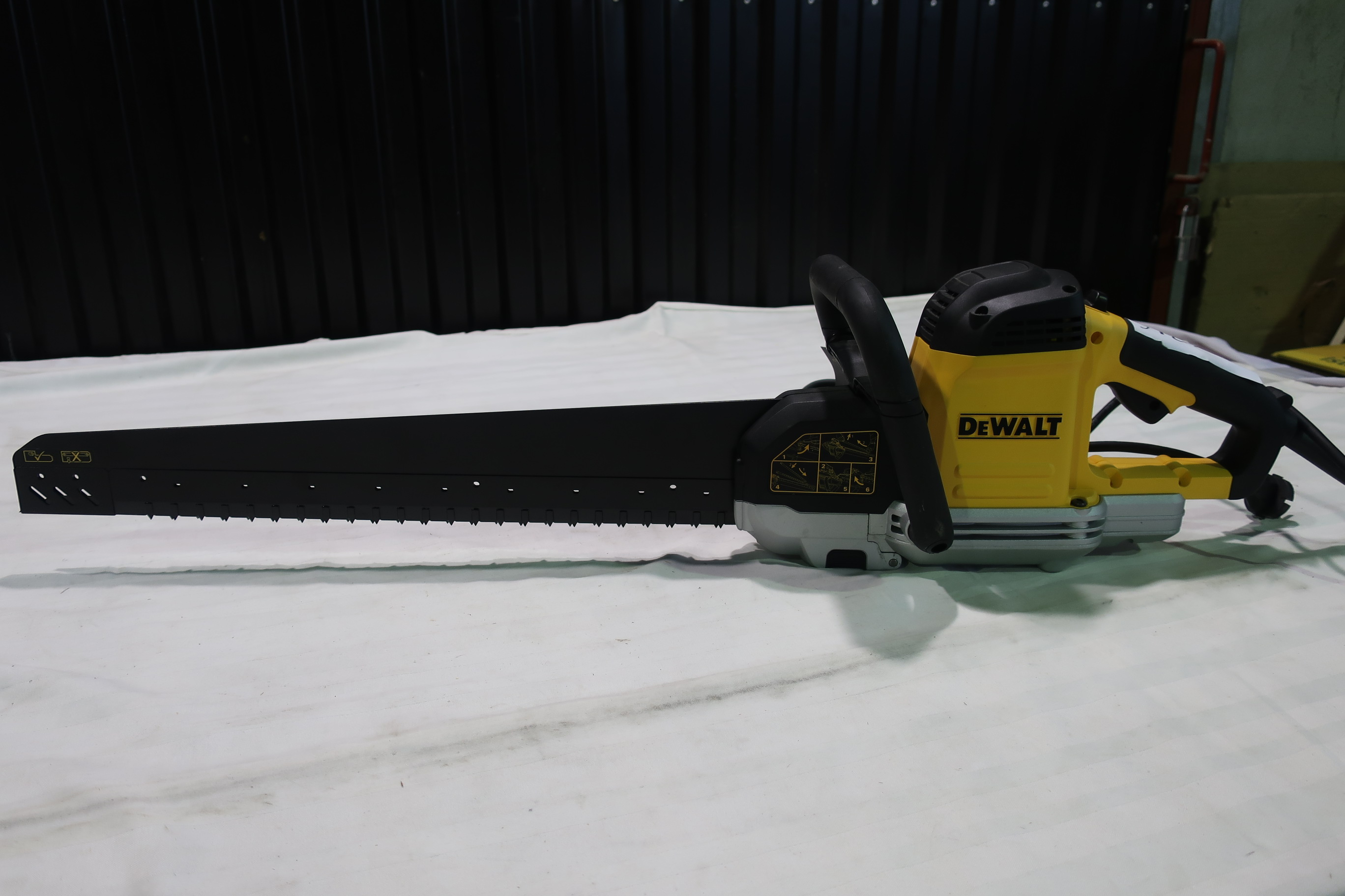 DeWALT DWE397-QS Alligátor Fűrész, 1700W, 450mm, 12-es Poroton Téglákhoz