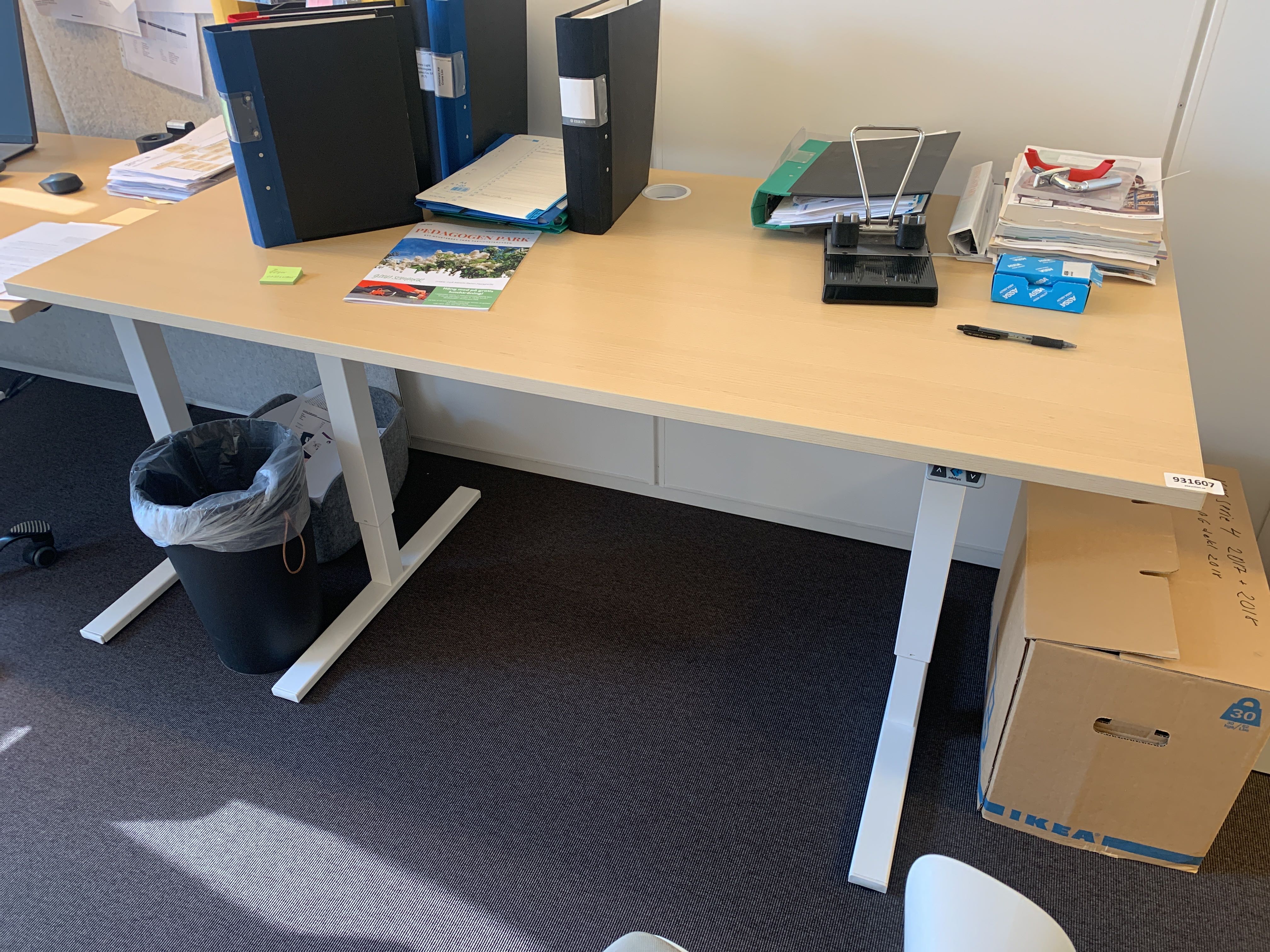 Office workstations 2 desks that can be raised and lowered PS Auction We value the future