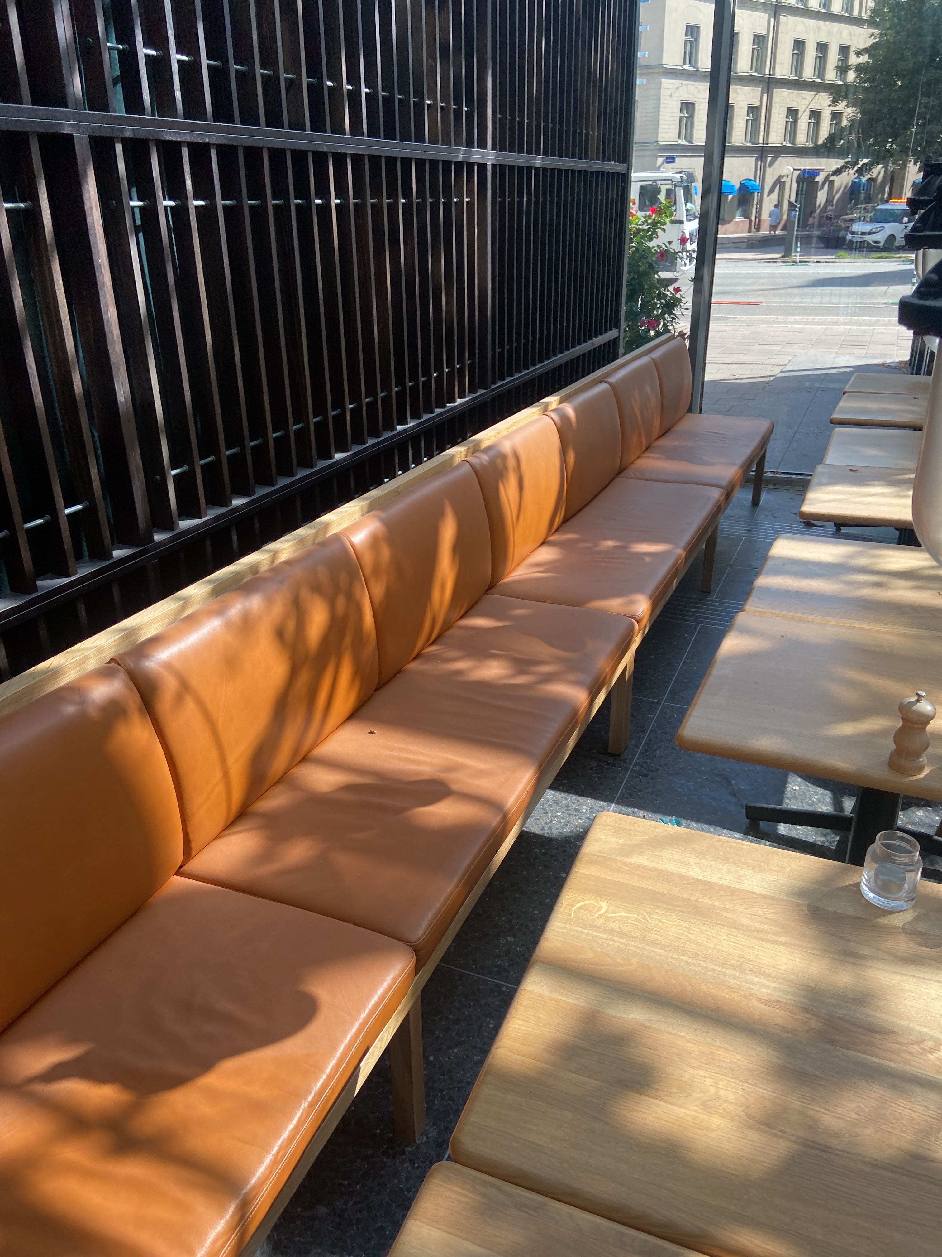 Sofa in 2 parts, 8 tables and 8 chairs PS Auction We value the future Largest in net auctions