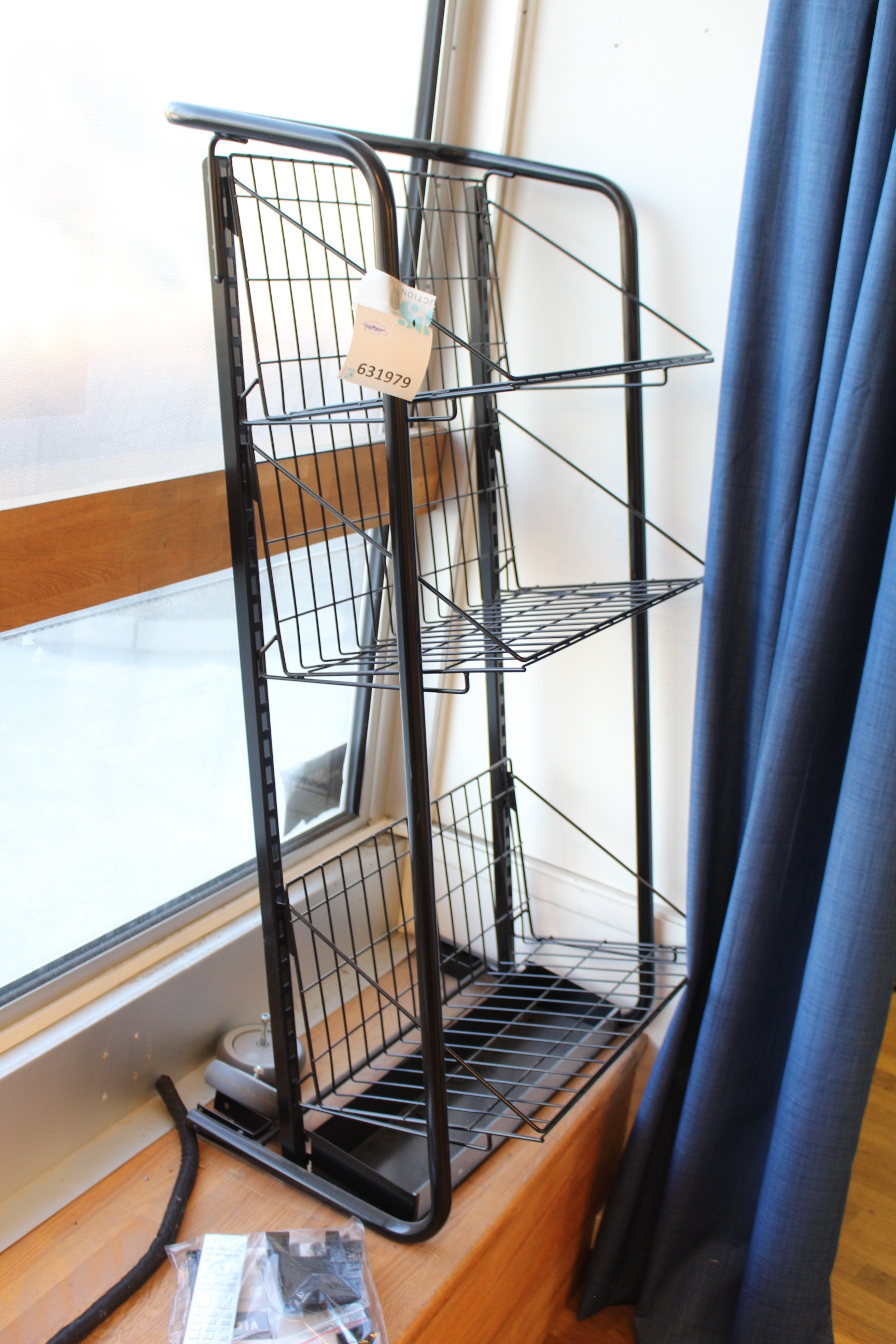 Svart stålhylla - Auktioner online - Nätauktioner & Konkursauktioner ...