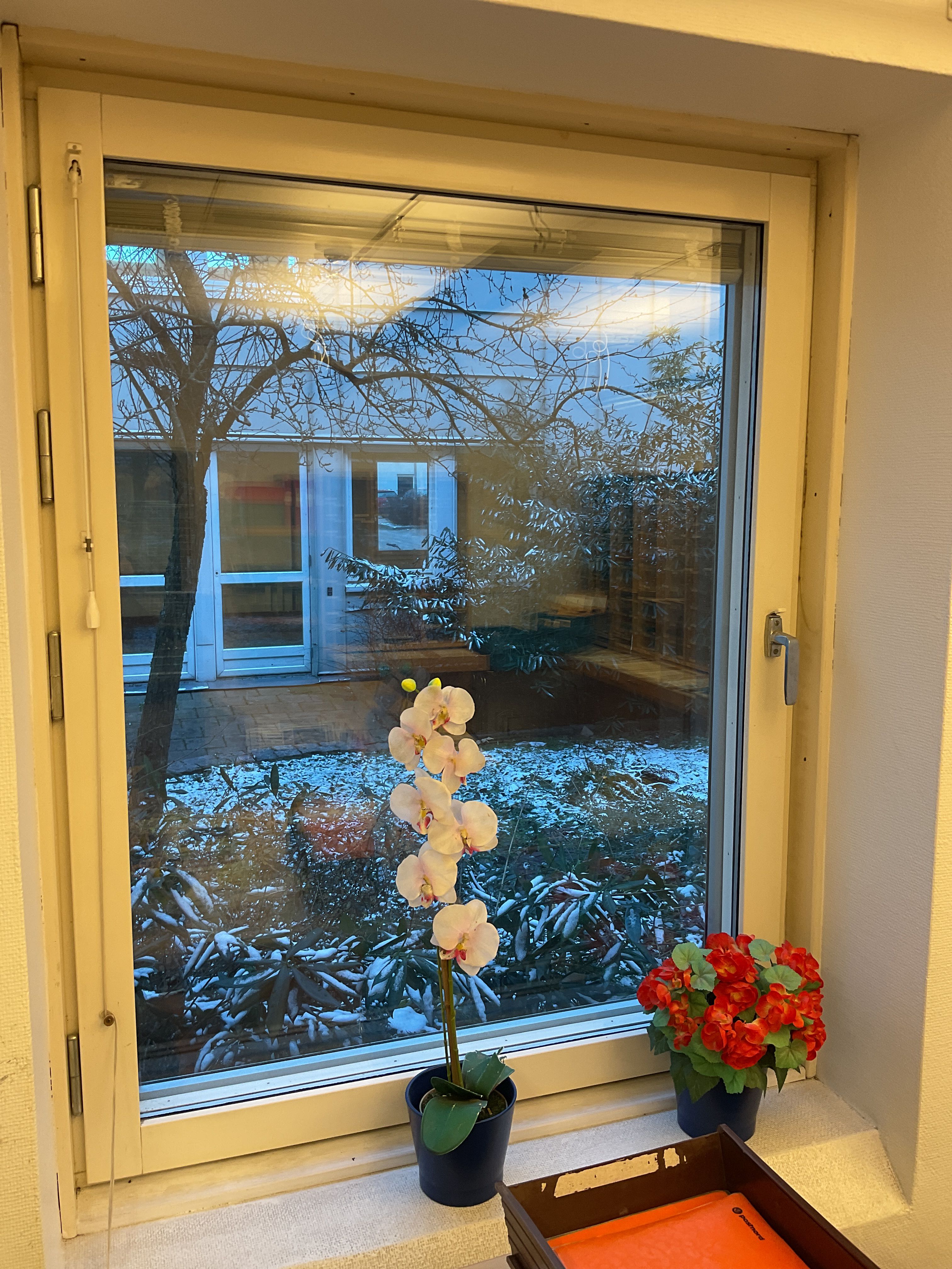 5 Sidehung windows open inwards 11/14 PS Auction We value the