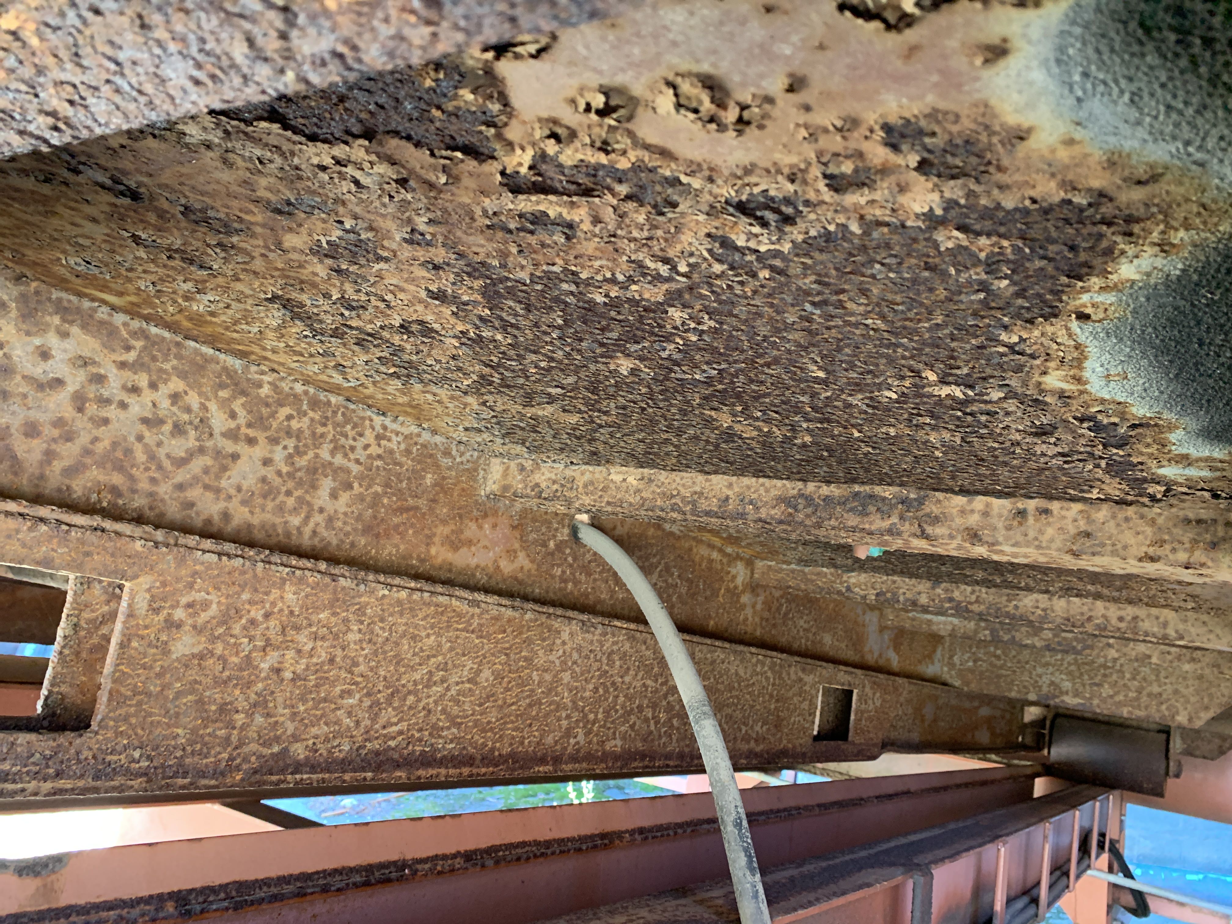 Självmatande container för flis på lastväxlarram Auktioner online Nätauktioner