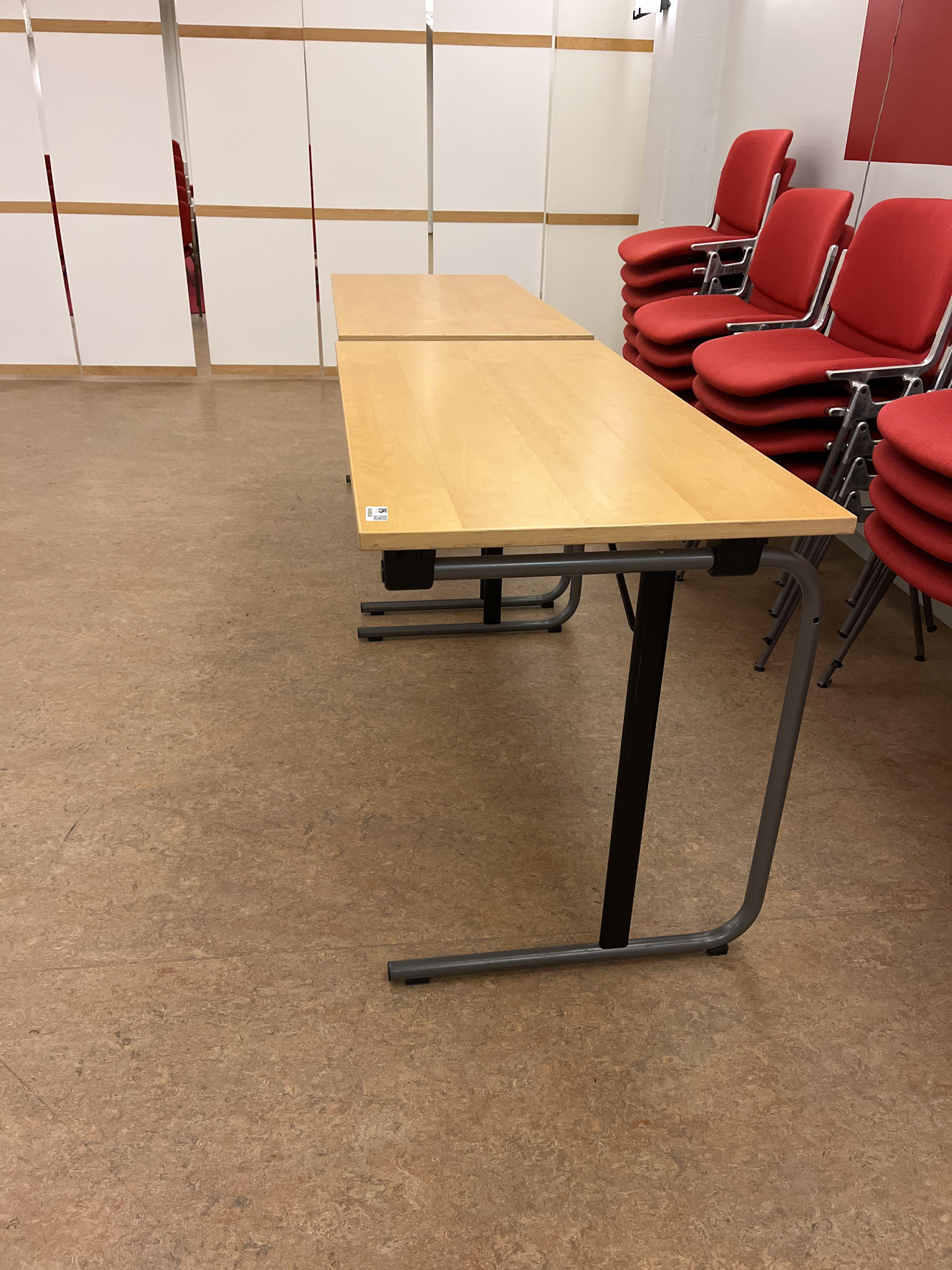 Röda staplingsbara stolar, ca 27st, 2st träbord - Auktioner online ...