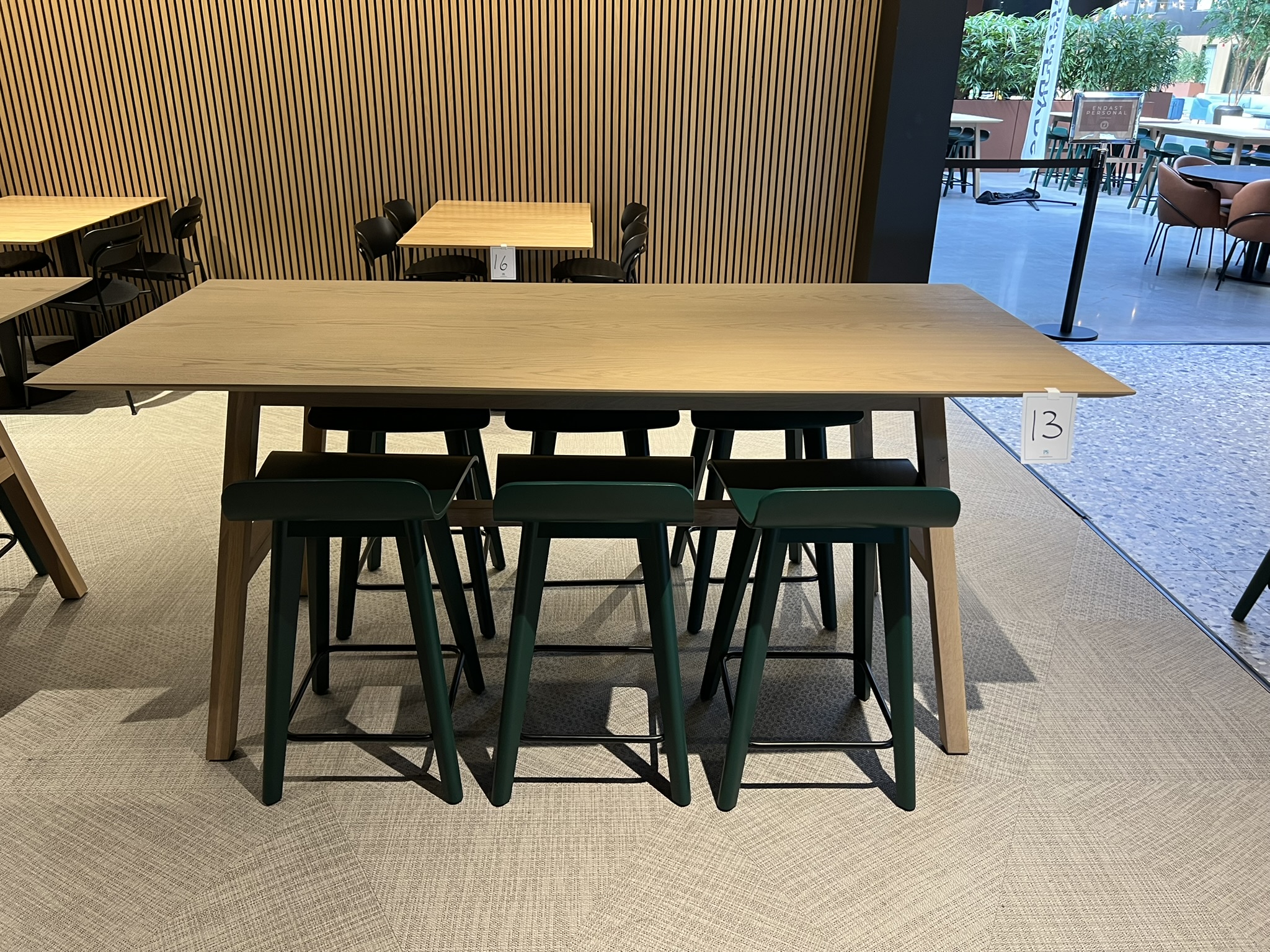 Table and 7 barstools - PS Auction - We value the future - Largest in