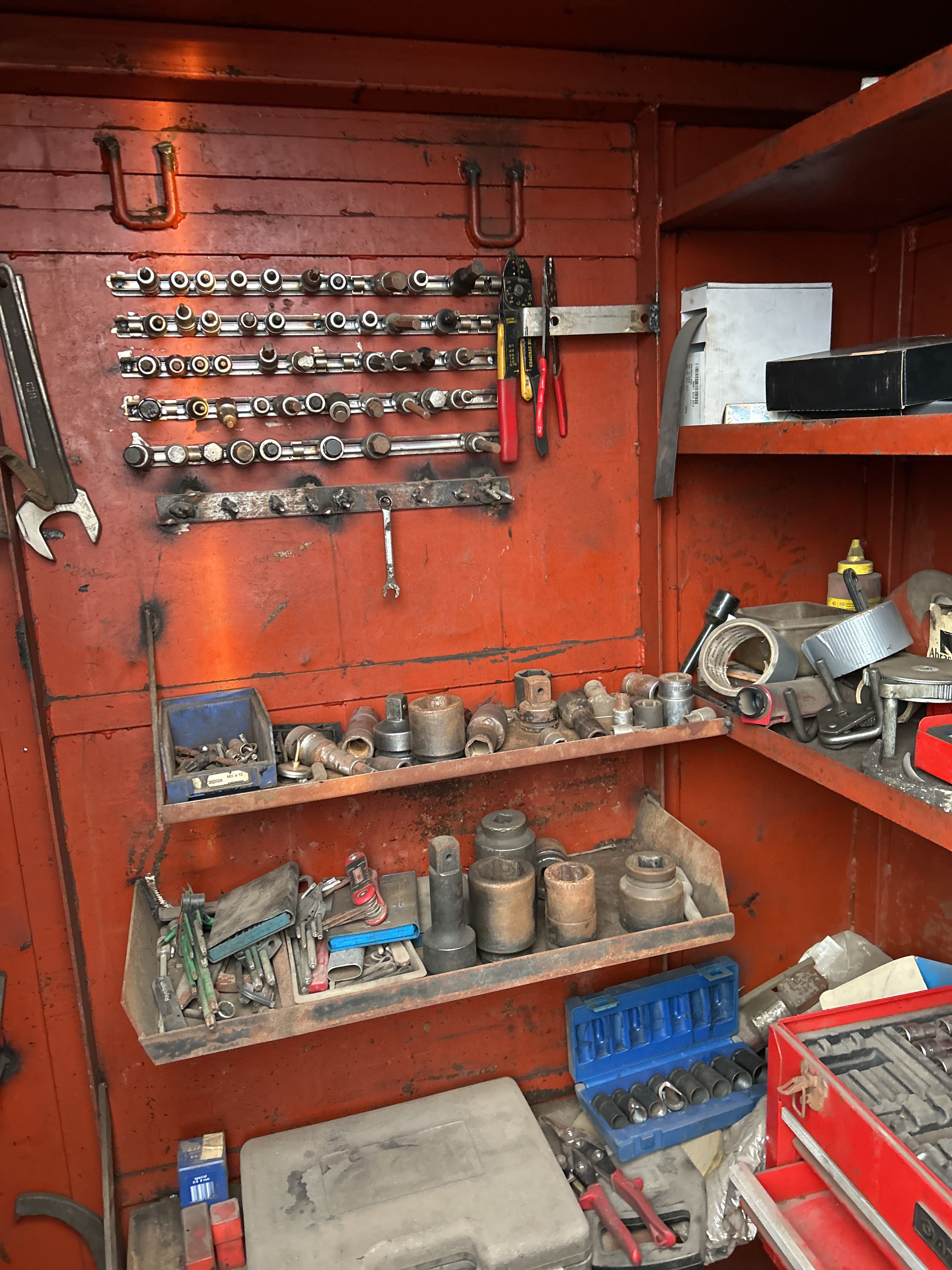 Tool container with contents - PS Auction - We value the future ...