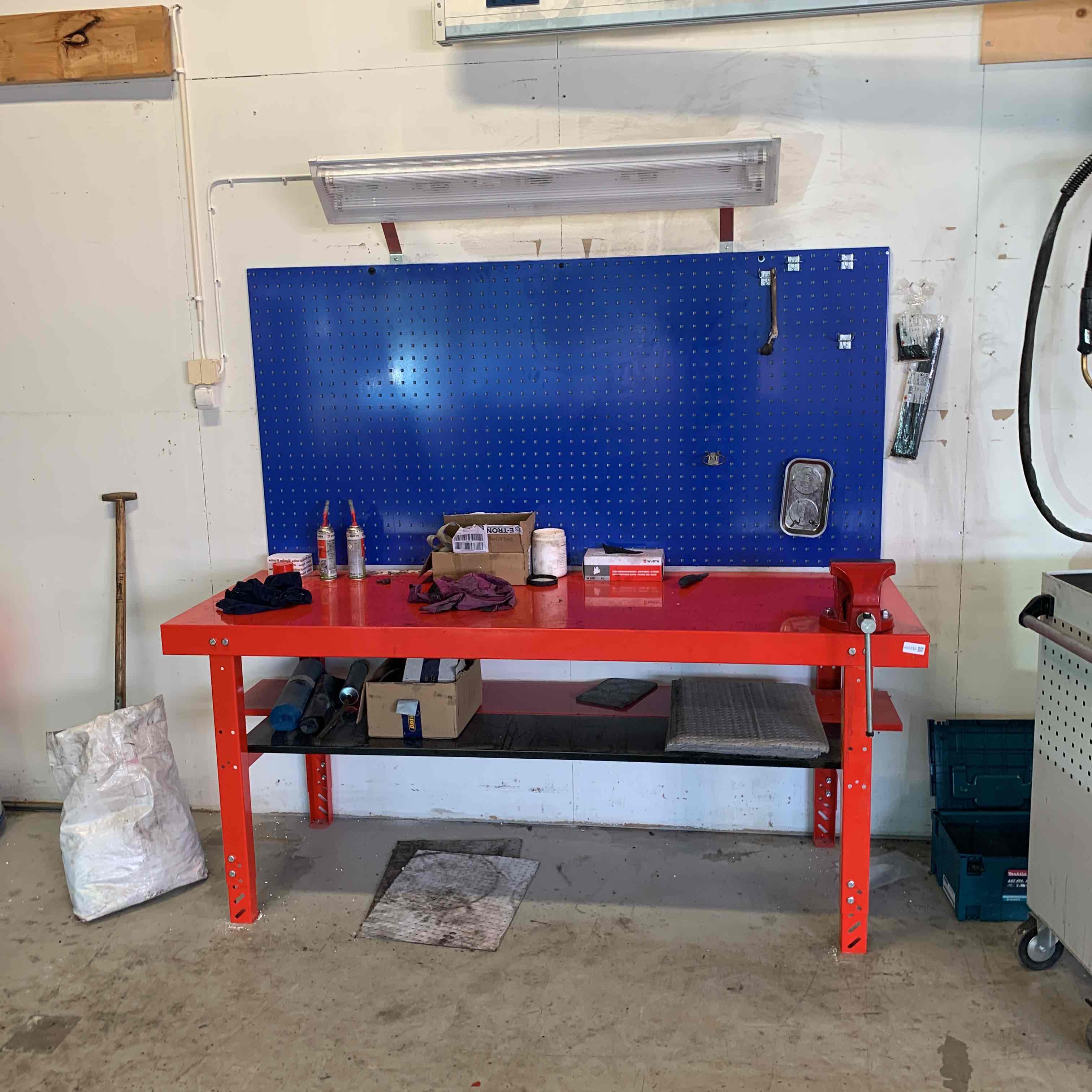 Workbench with tool board - PS Auction - We value the future
