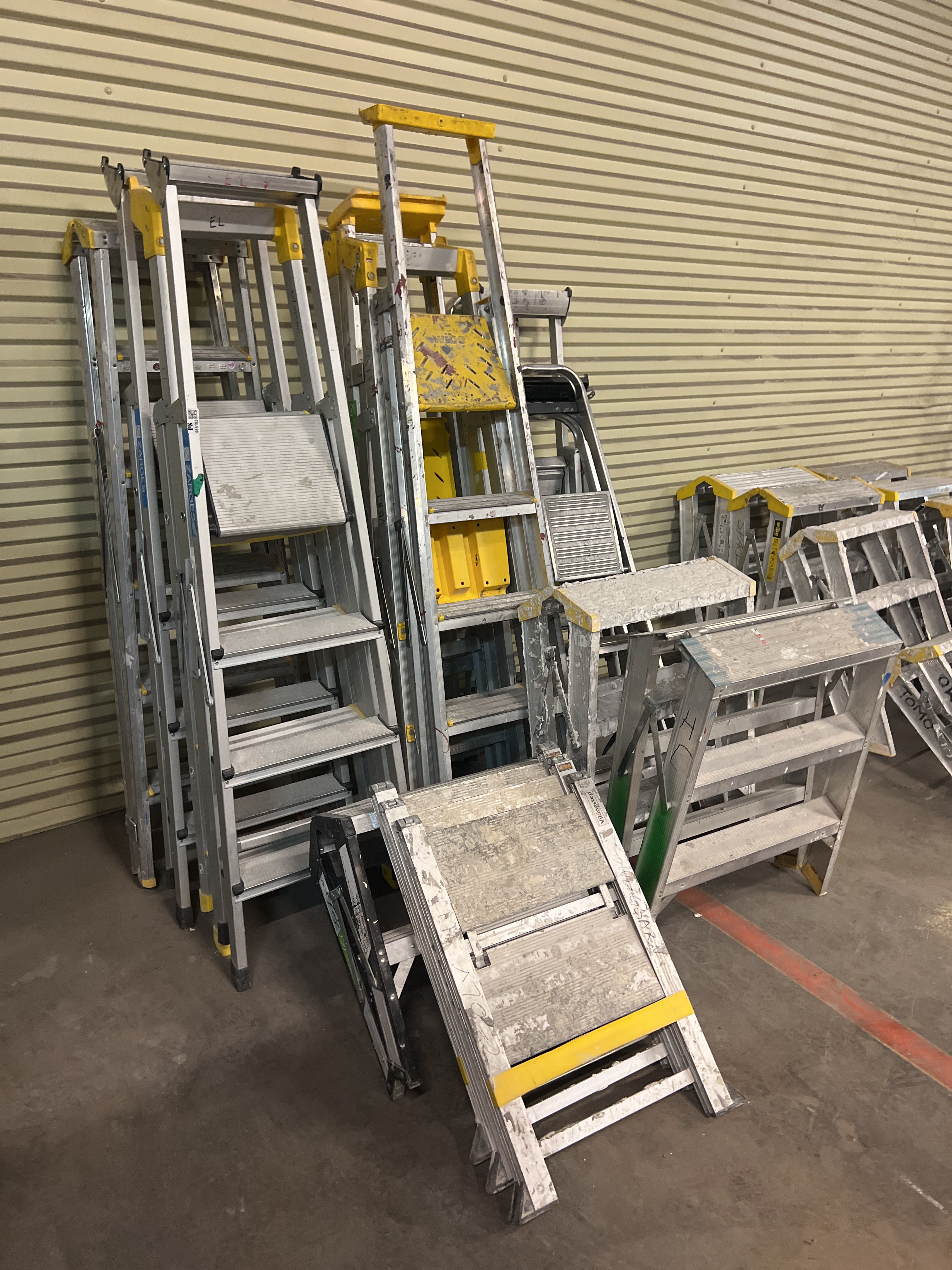 Ladders, 13 pieces and 6 work stands - PS Auction - We value the future