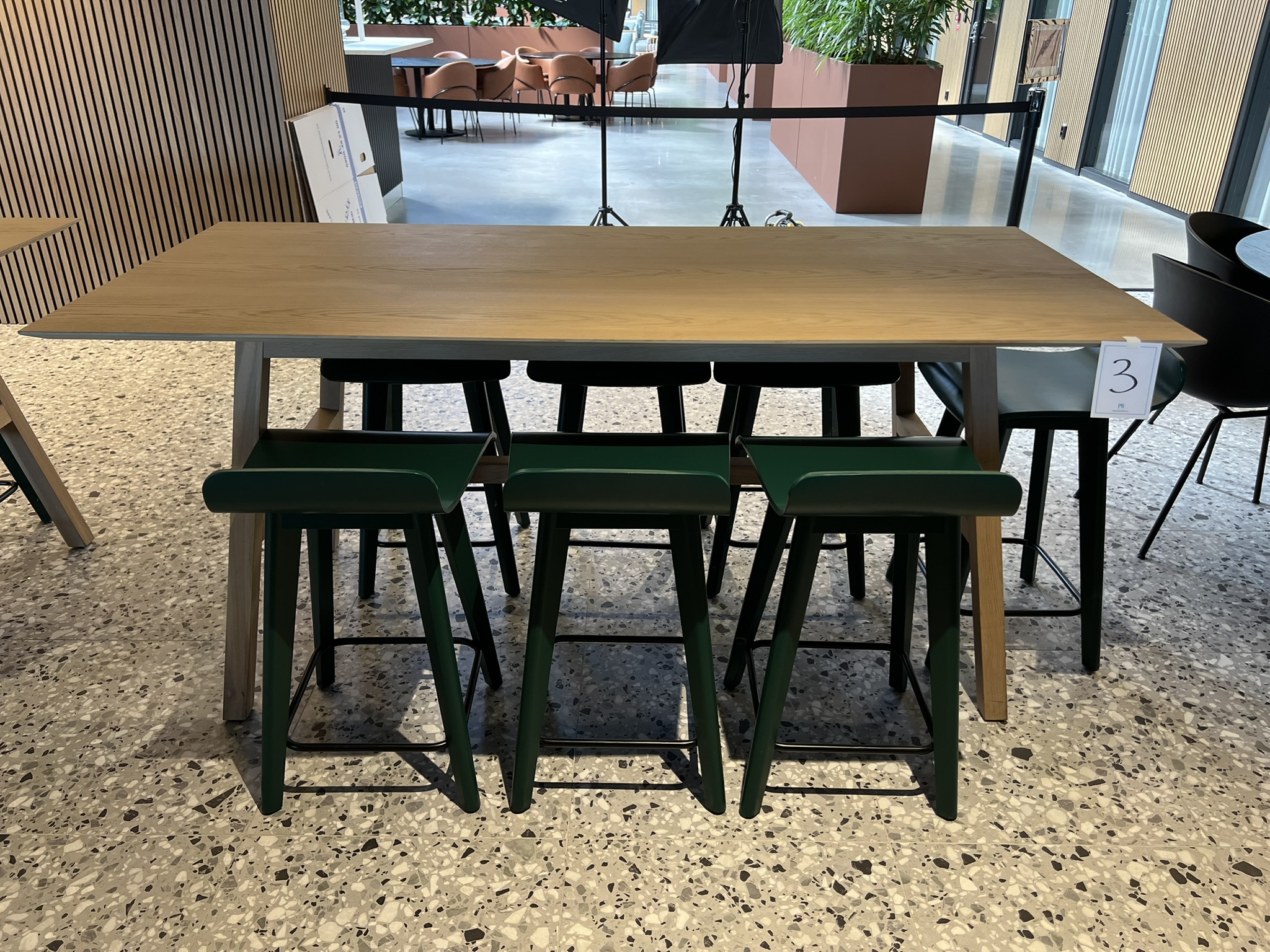 Table and 7 barstools - PS Auction - We value the future - Largest in