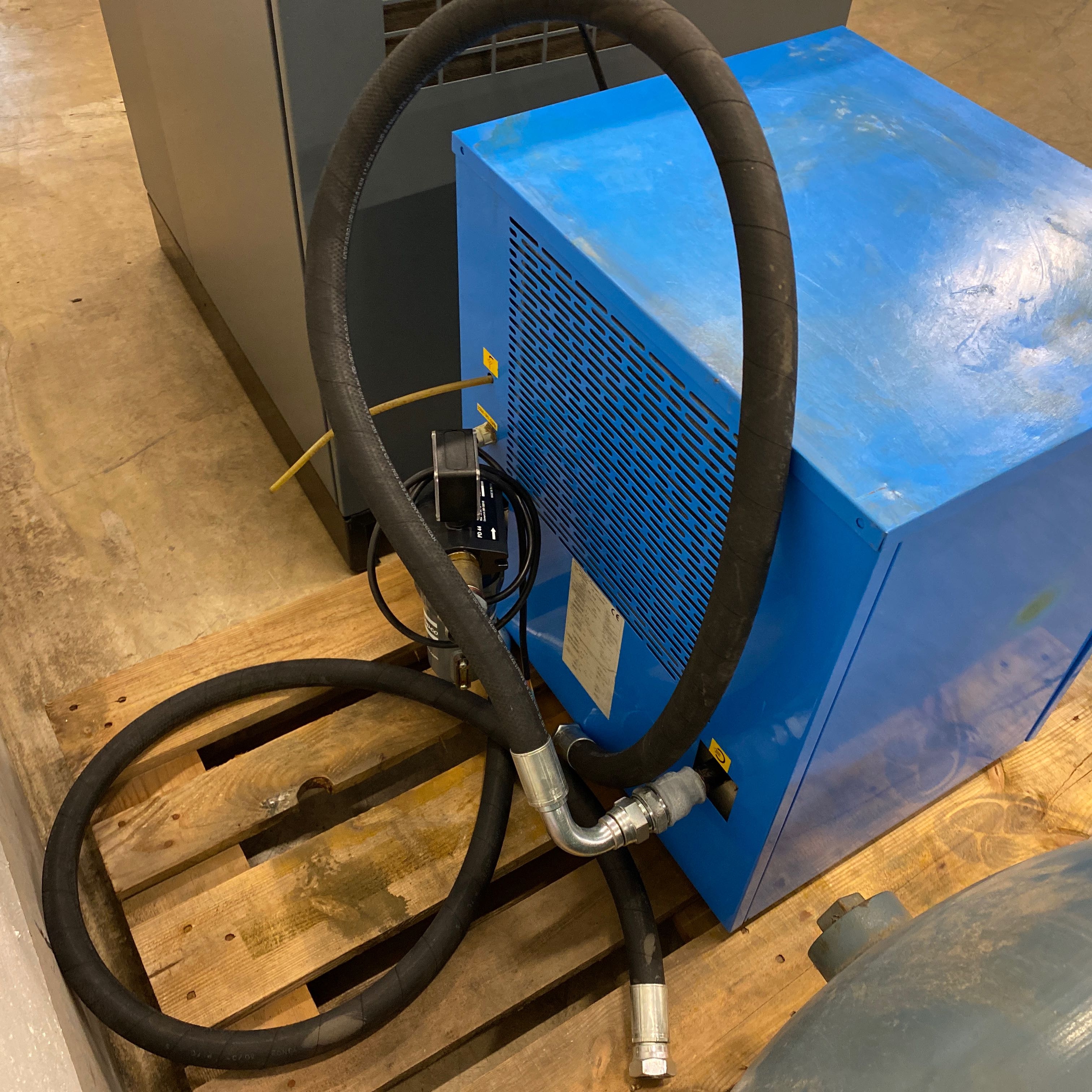 フレスコ B 8m巻 ブルー Screw compressor with refrigeration dryer and tank - PS Auction